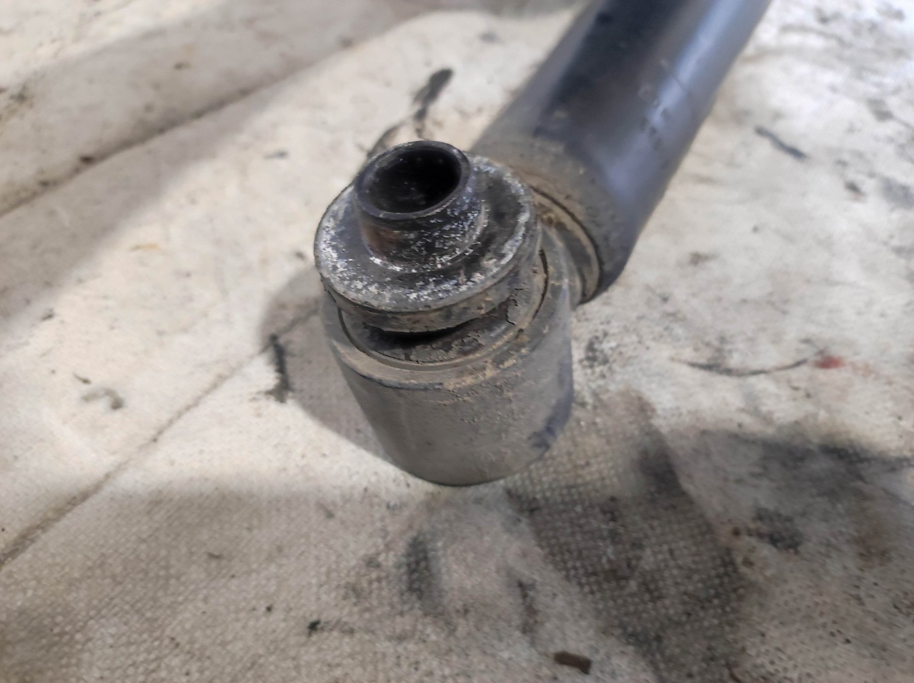 амортизатор задньої підвіски; амортизатори задні; амортизаційна стійка задня; задній амортизатор; підвіска амортизатора / аморт. стійки; стійка амортизатора задня; циліндр підвіски; амортизатор задній Audi A6 C6 (2004-2011) 4F0513032H