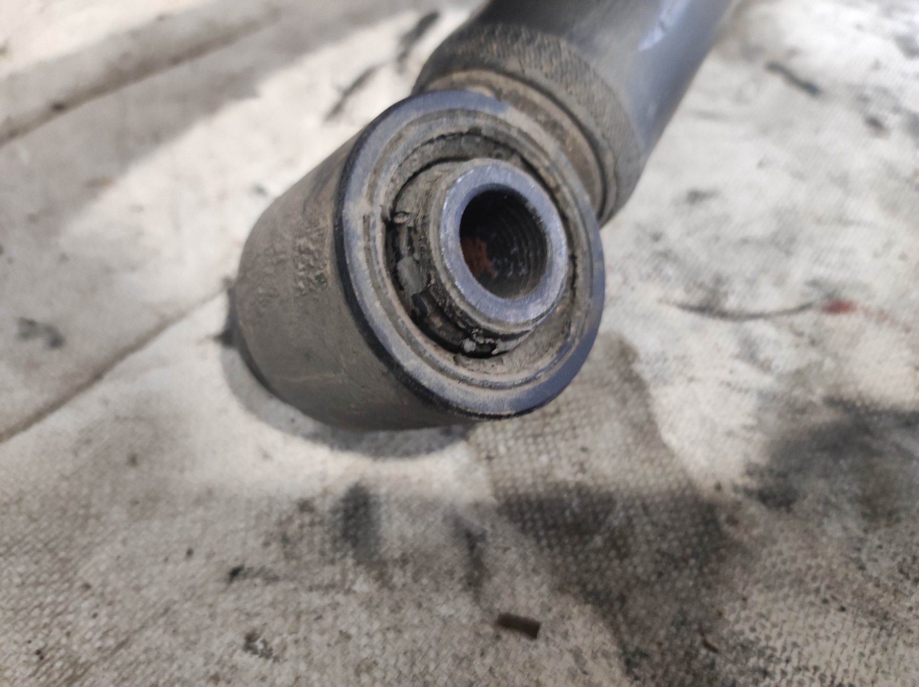 амортизатор задньої підвіски; амортизатори задні; амортизаційна стійка задня; задній амортизатор; підвіска амортизатора / аморт. стійки; стійка амортизатора задня; циліндр підвіски; амортизатор задній Audi A6 C6 (2004-2011) 4F0513032H