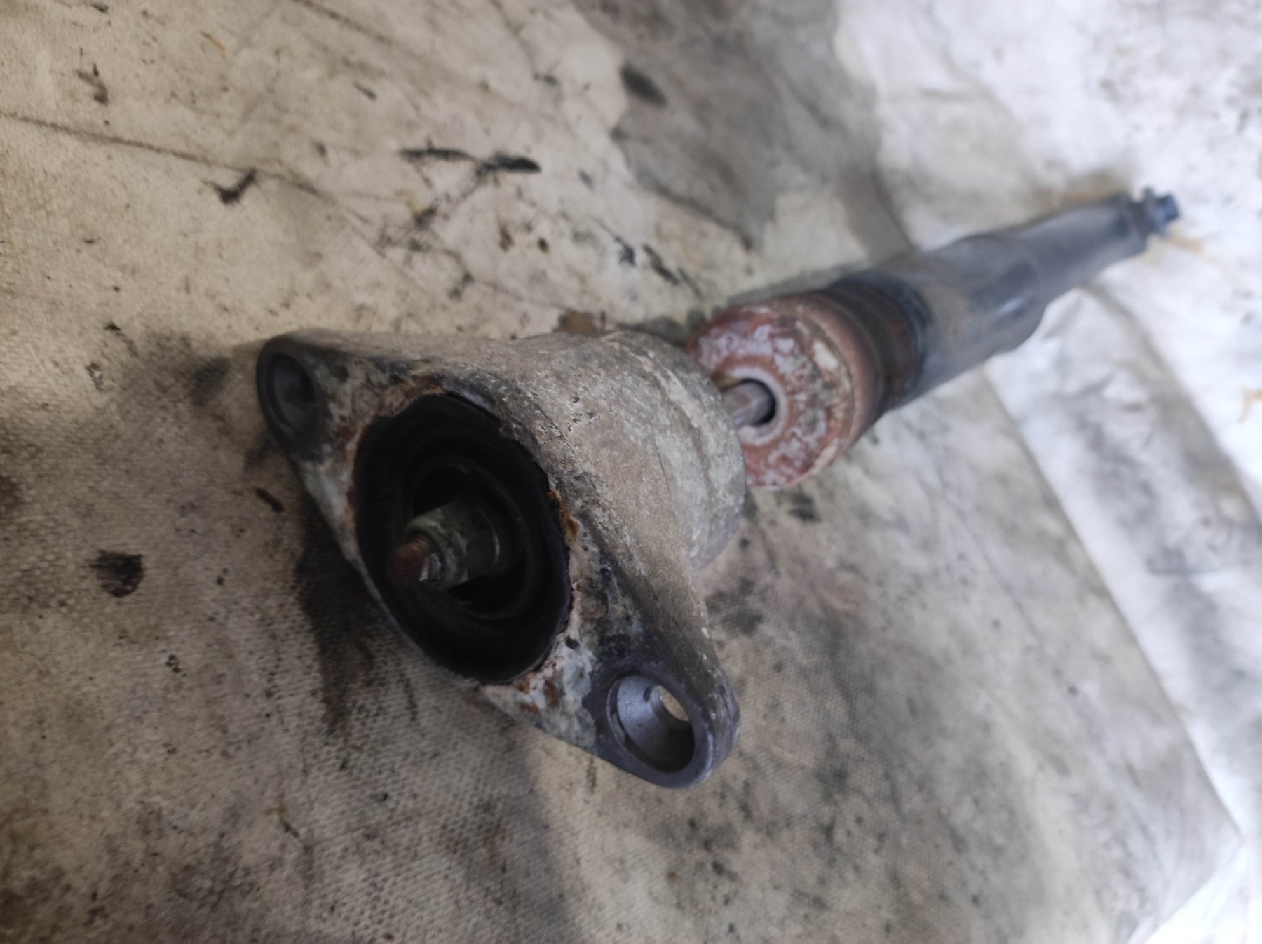 амортизатор задньої підвіски; амортизатори задні; амортизаційна стійка задня; задній амортизатор; підвіска амортизатора / аморт. стійки; стійка амортизатора задня; циліндр підвіски; амортизатор задній Audi A6 C6 (2004-2011) 4F0513032H