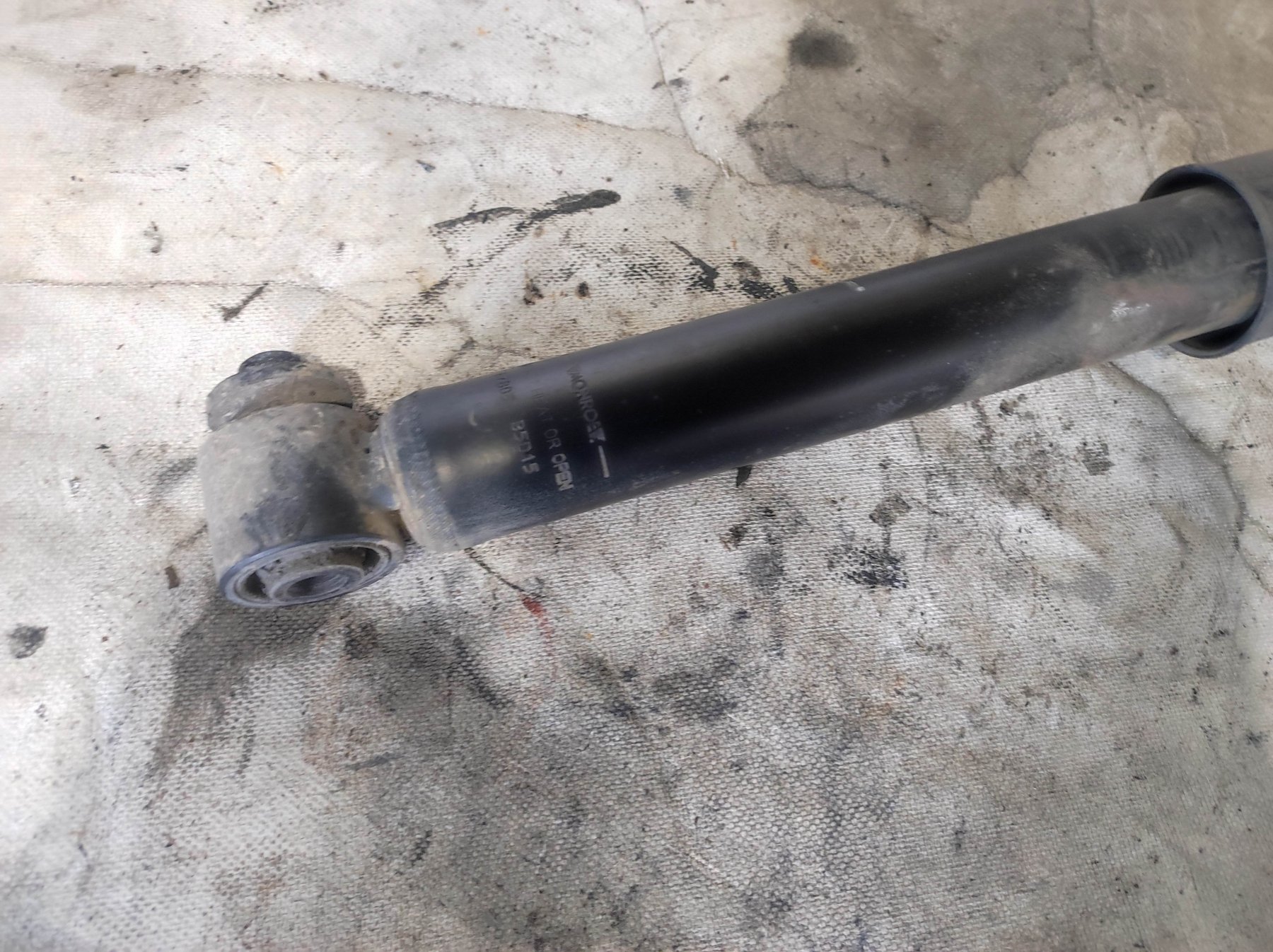 амортизатор задньої підвіски; амортизатори задні; амортизаційна стійка задня; задній амортизатор; підвіска амортизатора / аморт. стійки; стійка амортизатора задня; циліндр підвіски; амортизатор задній Audi A6 C6 (2004-2011) 4F0513032H