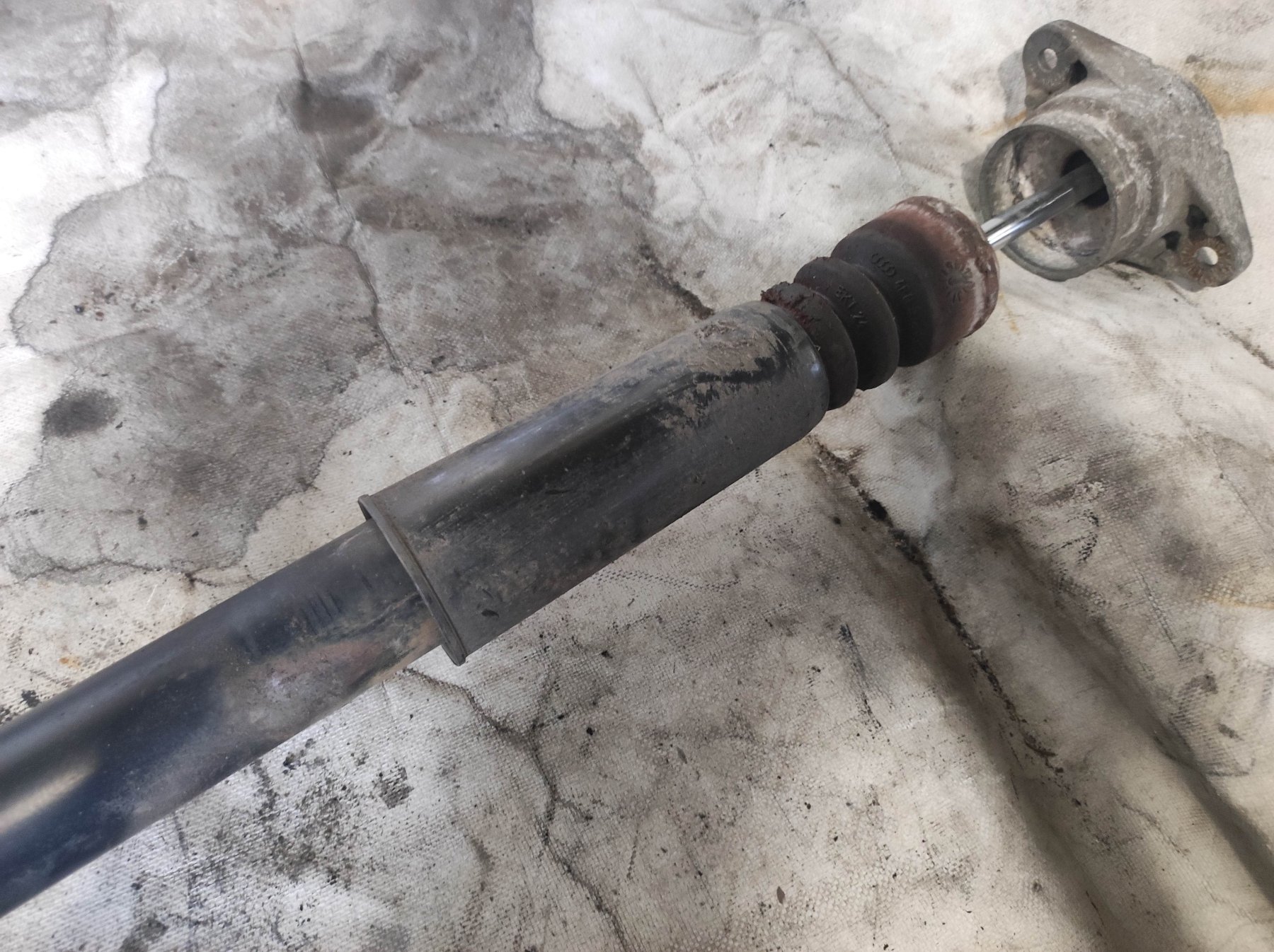 амортизатор задньої підвіски; амортизатори задні; амортизаційна стійка задня; задній амортизатор; підвіска амортизатора / аморт. стійки; стійка амортизатора задня; циліндр підвіски; амортизатор задній Audi A6 C6 (2004-2011) 4F0513032H