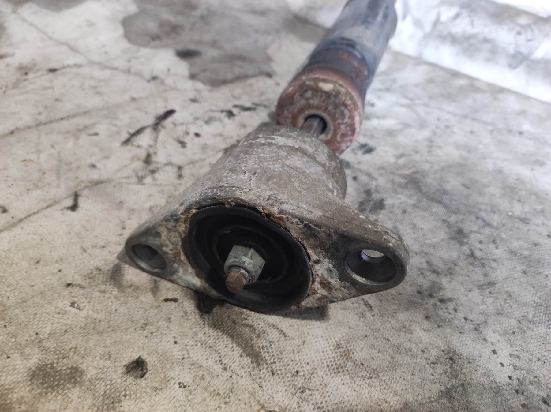 амортизатор задньої підвіски; амортизатори задні; амортизаційна стійка задня; задній амортизатор; підвіска амортизатора / аморт. стійки; стійка амортизатора задня; циліндр підвіски; амортизатор задній Audi A6 C6 (2004-2011) 4F0513032H