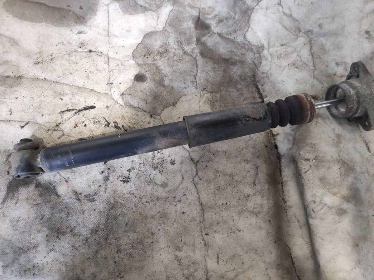 амортизатор задньої підвіски; амортизатори задні; амортизаційна стійка задня; задній амортизатор; підвіска амортизатора / аморт. стійки; стійка амортизатора задня; циліндр підвіски; амортизатор задній Audi A6 C6 (2004-2011) 4F0513032H