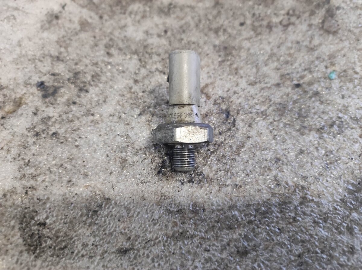 Датчик давления масла Audi A6 C6 (2004-2011) 038919081G