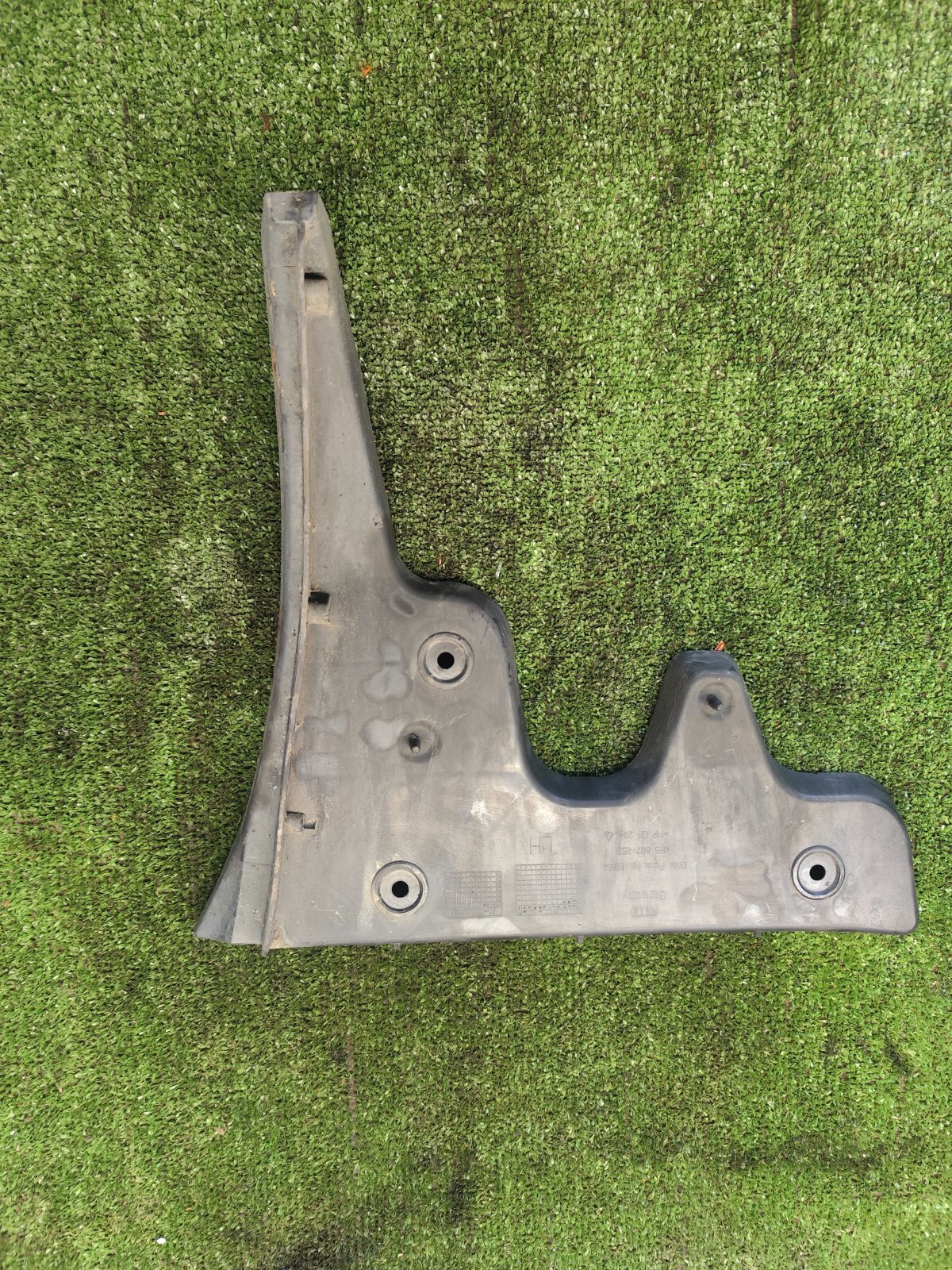 кронштейн заднього бампера Audi A6 C6 (2004-2011) 4F5807453