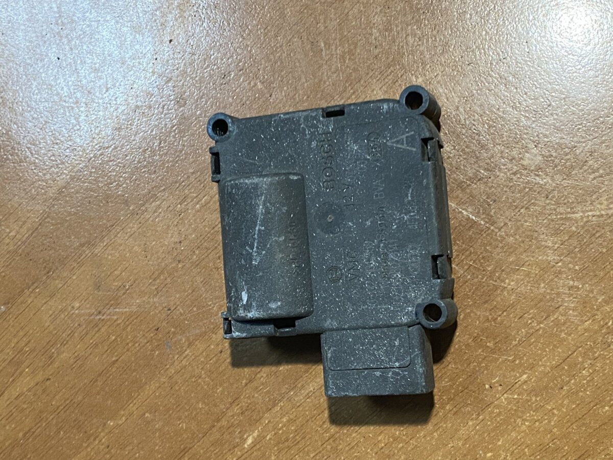 Моторчик обігрівача audi a6 bosch 4f0820511a Audi A6 C6 (2004-2011) 4F0820511A