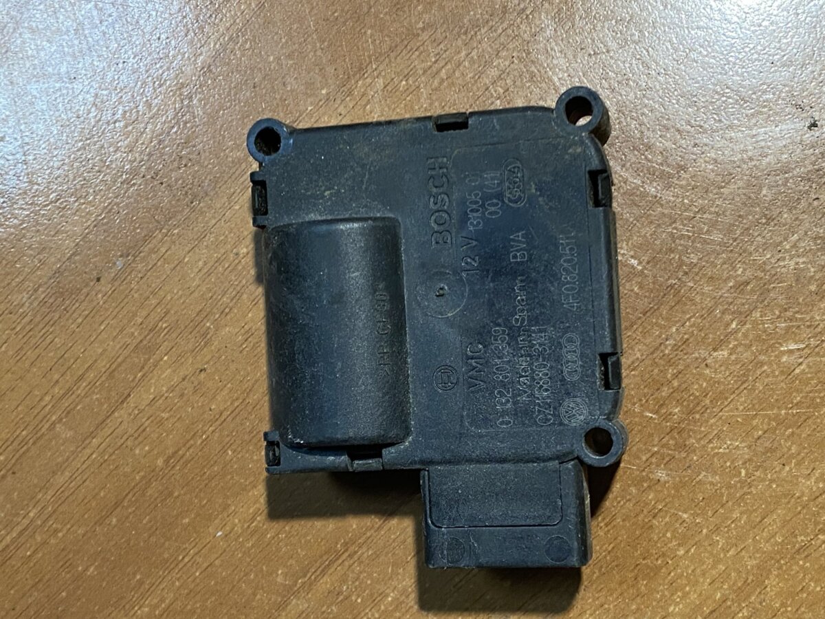 Моторчик обігрівача audi a6 bosch 4f0820511a Audi A6 C6 (2004-2011) 4F0820511A