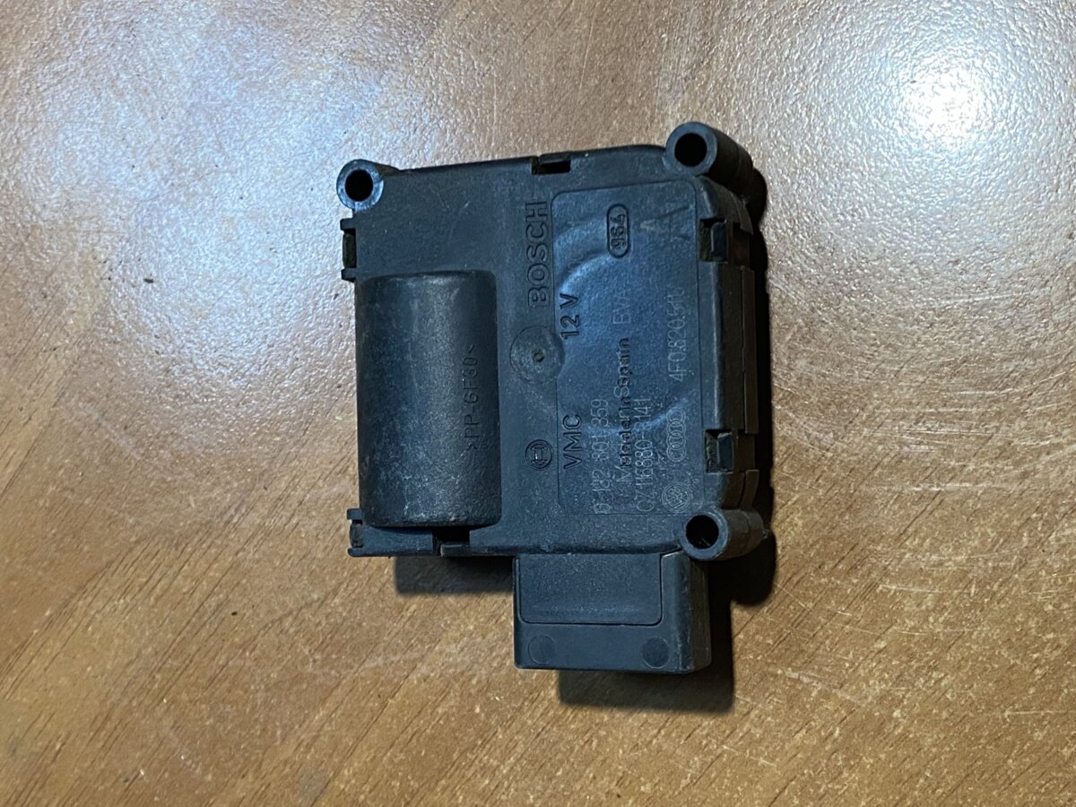 Моторчик обігрівача audi a6 bosch 4f0820511a Audi A6 C6 (2004-2011) 4F0820511A