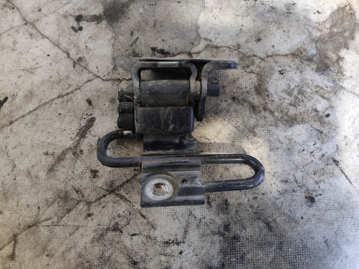 Петля двери передней правой Audi A6 C6 (2004-2011) 8E0831412B