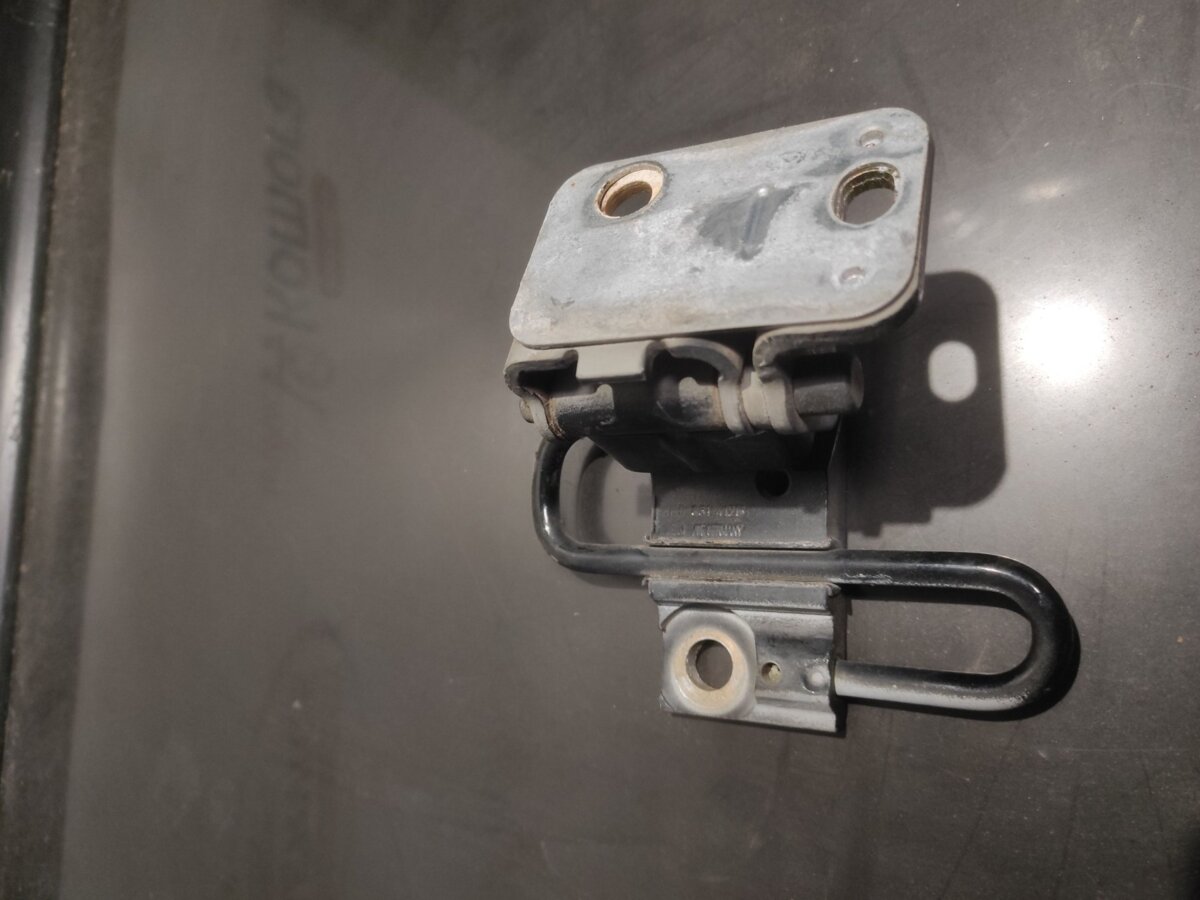 Петля двери передней правой Audi A6 C6 (2004-2011) 8E0831412B