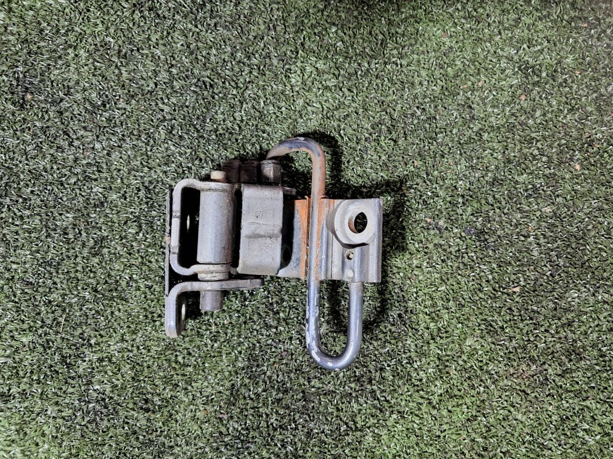 Петля двері передньої лівої Audi A6 C6 (2004-2011) 8E0831411B