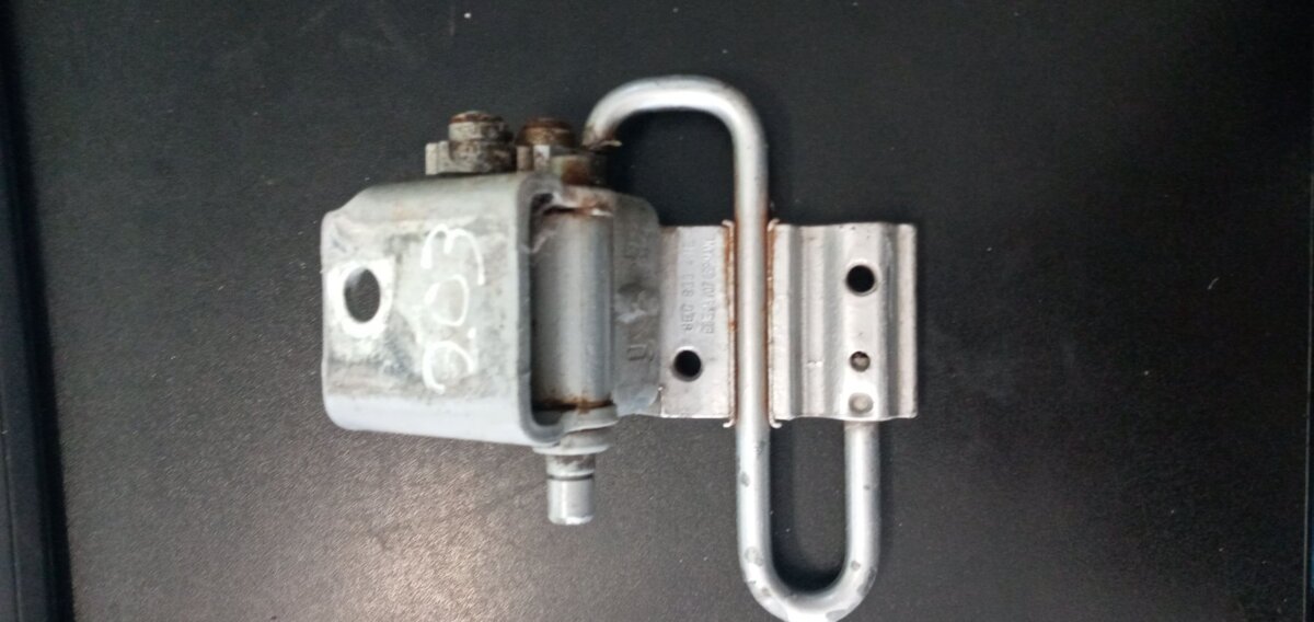 Петля двері задня ліва Audi A6 C6 (2004-2011) 8E0833411E