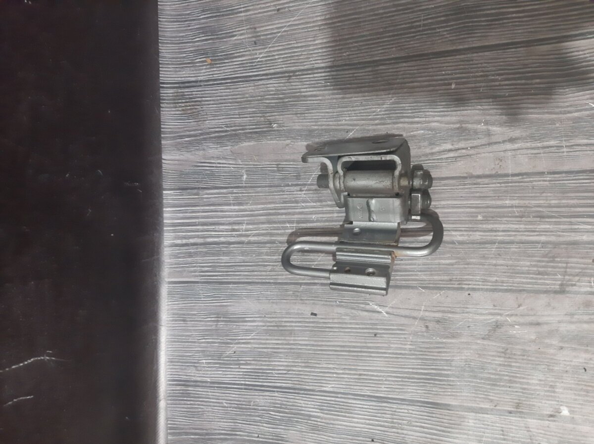 Петля двері задньої лівої Audi A6 C6 (2004-2011) 8E0833411