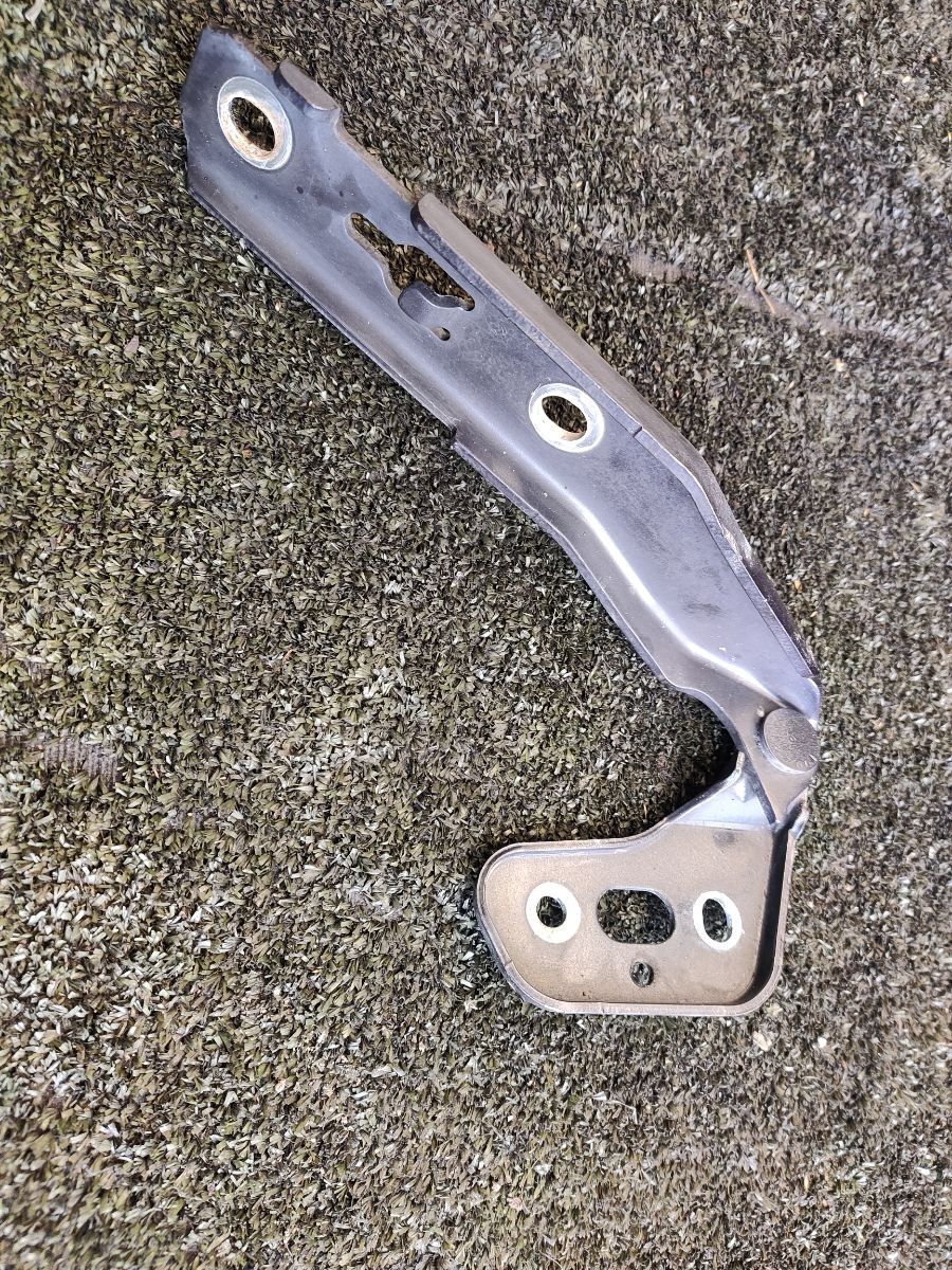 Петля капота права  Audi A6 C6 (2004-2011) 4F0823302