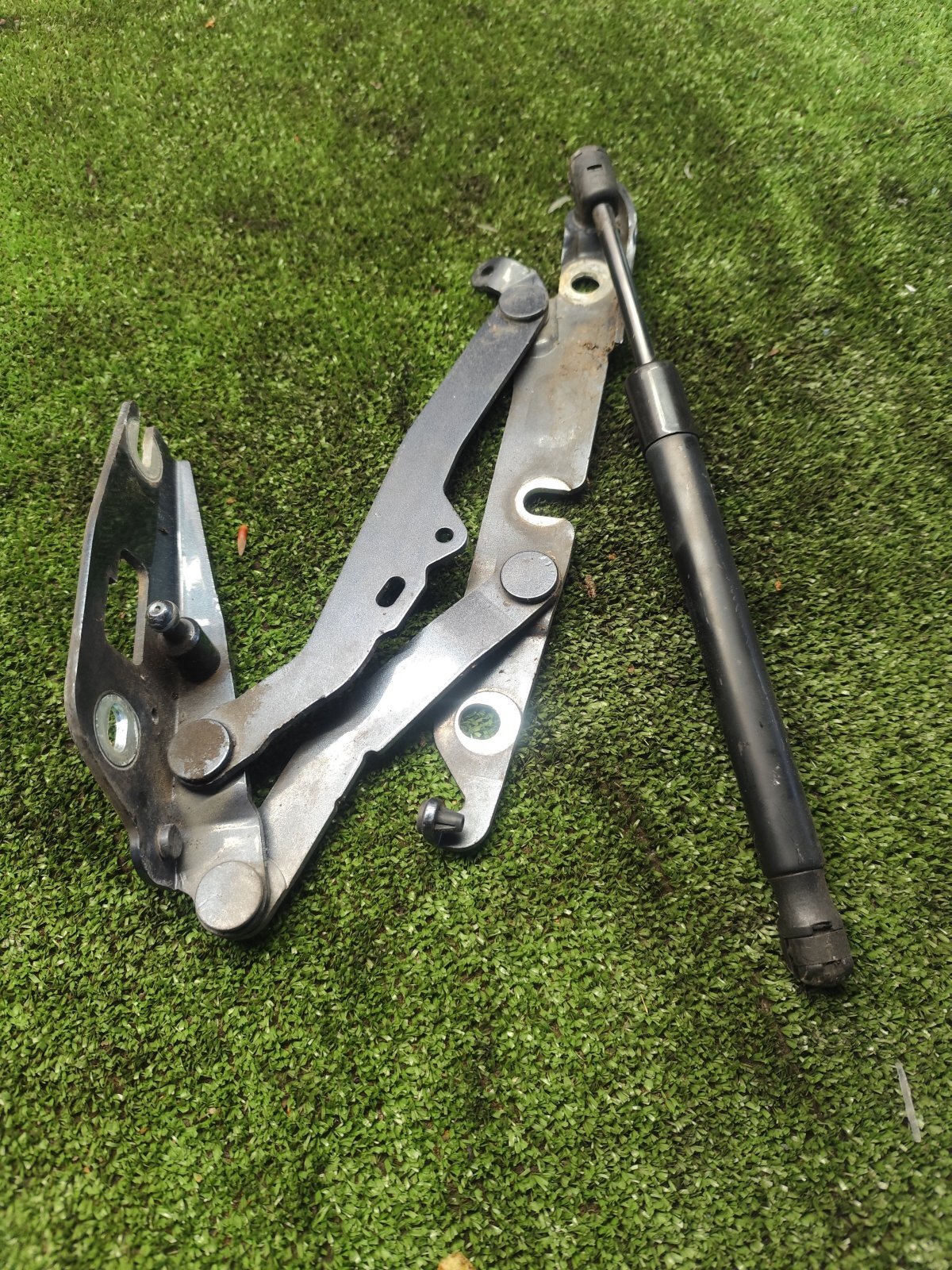 петля кришки багажника права Audi A6 C6 (2004-2011) 4F5827302D