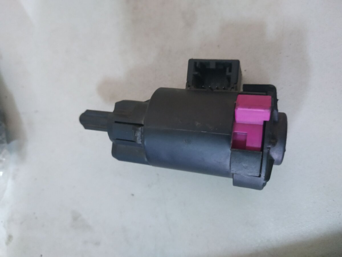 вимикач сигналу гальмування; датчик включення стопсигналу Audi A6 C6 (2004-2011) 4F0945459A