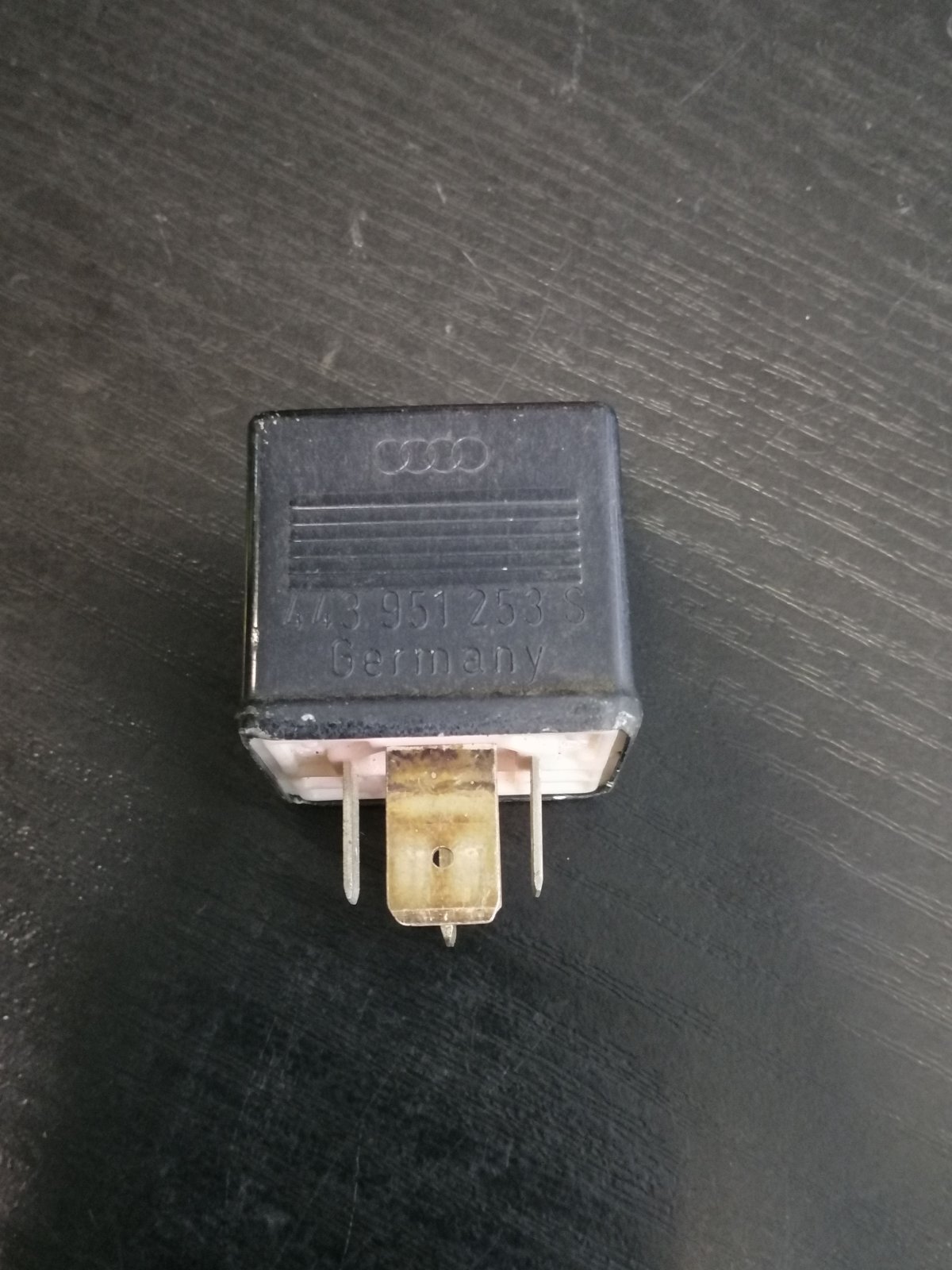 Реле Audi A8 D2 (1994-2002) 443951253S