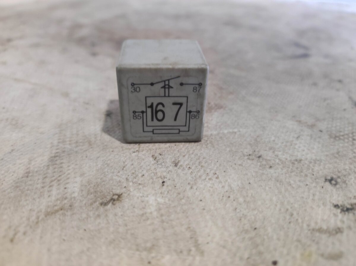 Реле паливного насоса Audi Golf III (1991-1999) 191906383C