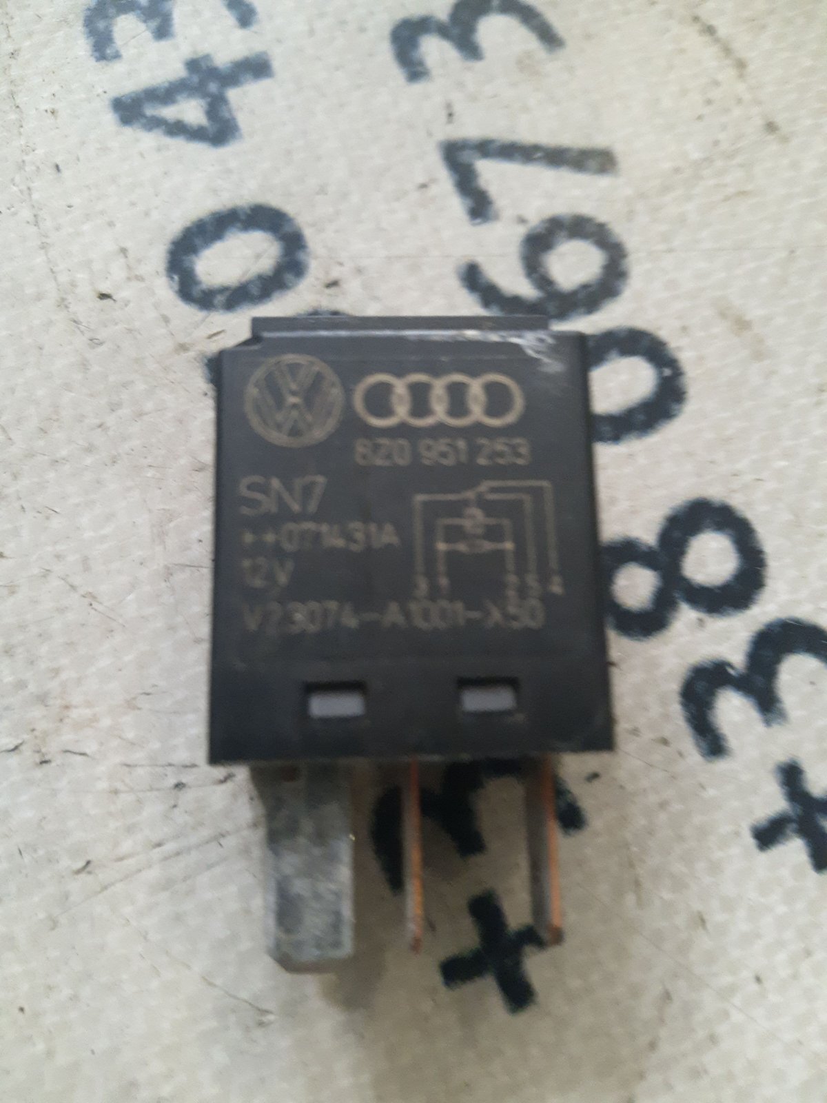 Реле багатофункціональне Audi Golf IV (1997-2006) 8Z0951253