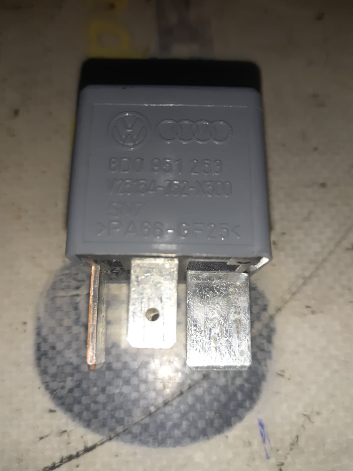 блок управління вентилятором; реле вентилятора Audi Passat B5 (1996-2005) 8D0951253