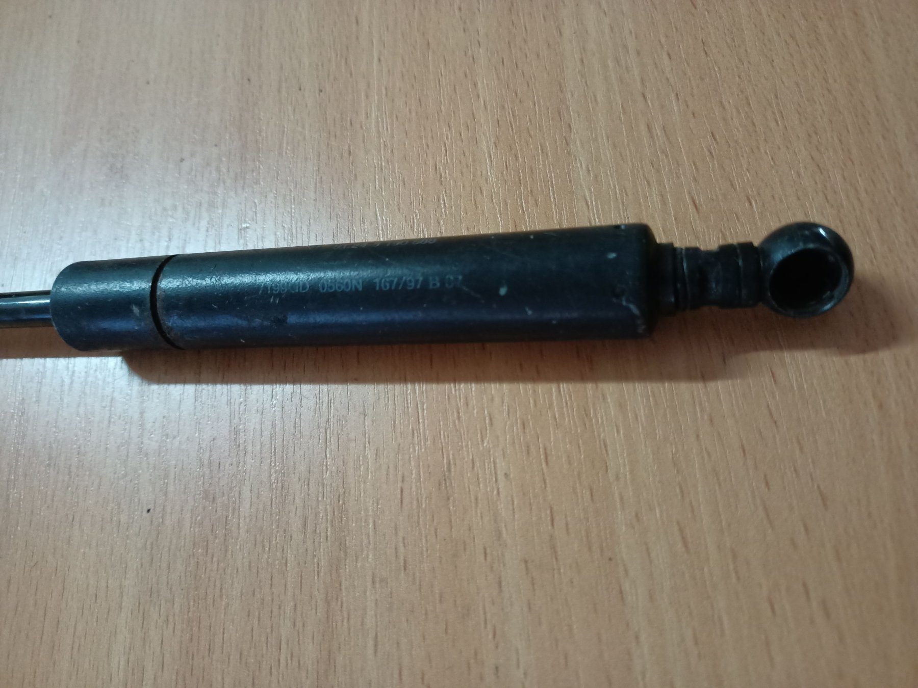 амортизатор багажника лівий; амортизатор багажника правий; амортизатор двері 3/5-ї задньої; амортизатор двері багажника; амортизатор двері задньої; амортизатор двері п'ятої; амортизатор для багажника газовий; амортизатор задньої ляди; амортизатор кришки б