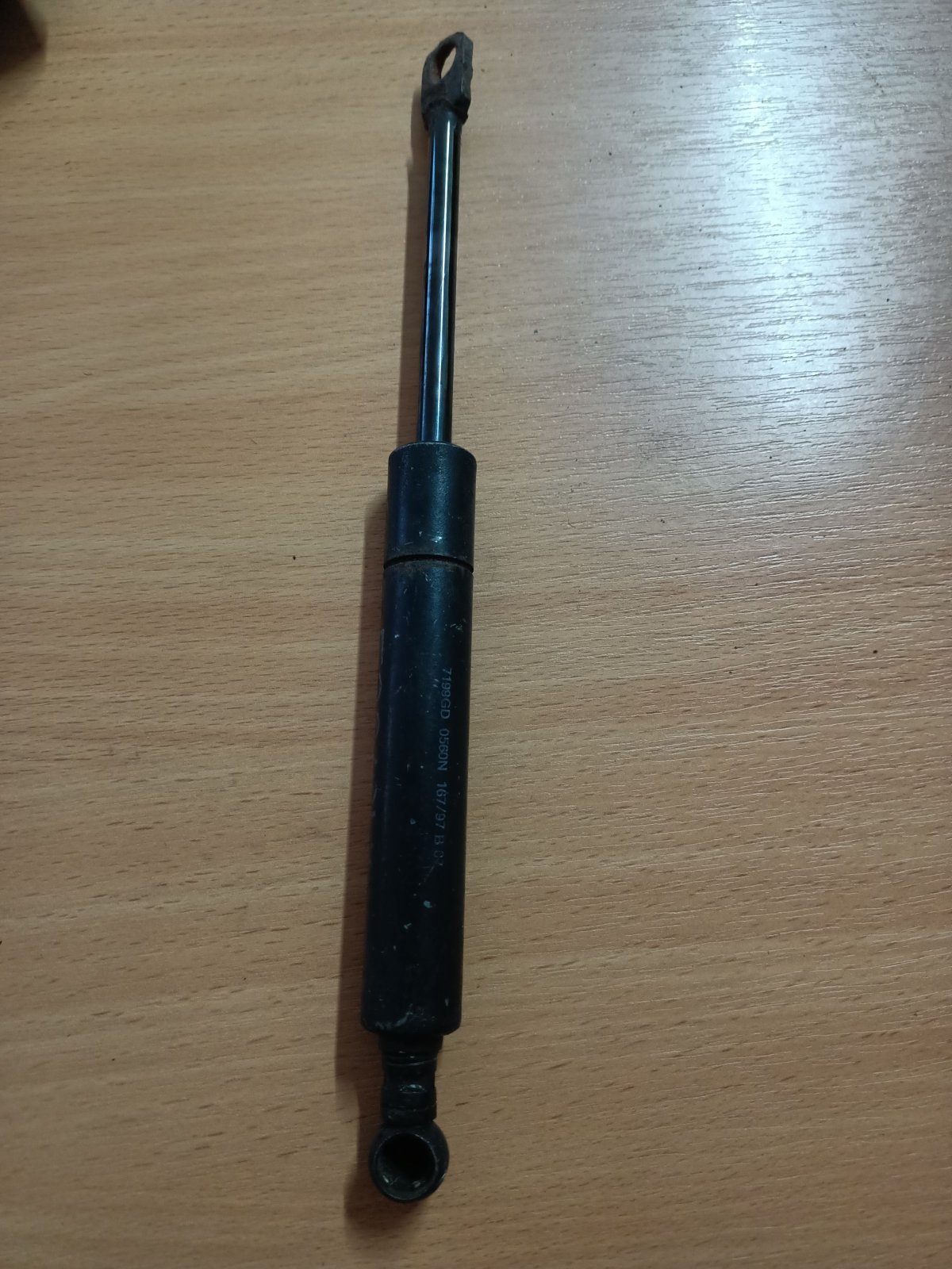 амортизатор багажника лівий; амортизатор багажника правий; амортизатор двері 3/5-ї задньої; амортизатор двері багажника; амортизатор двері задньої; амортизатор двері п'ятої; амортизатор для багажника газовий; амортизатор задньої ляди; амортизатор кришки б