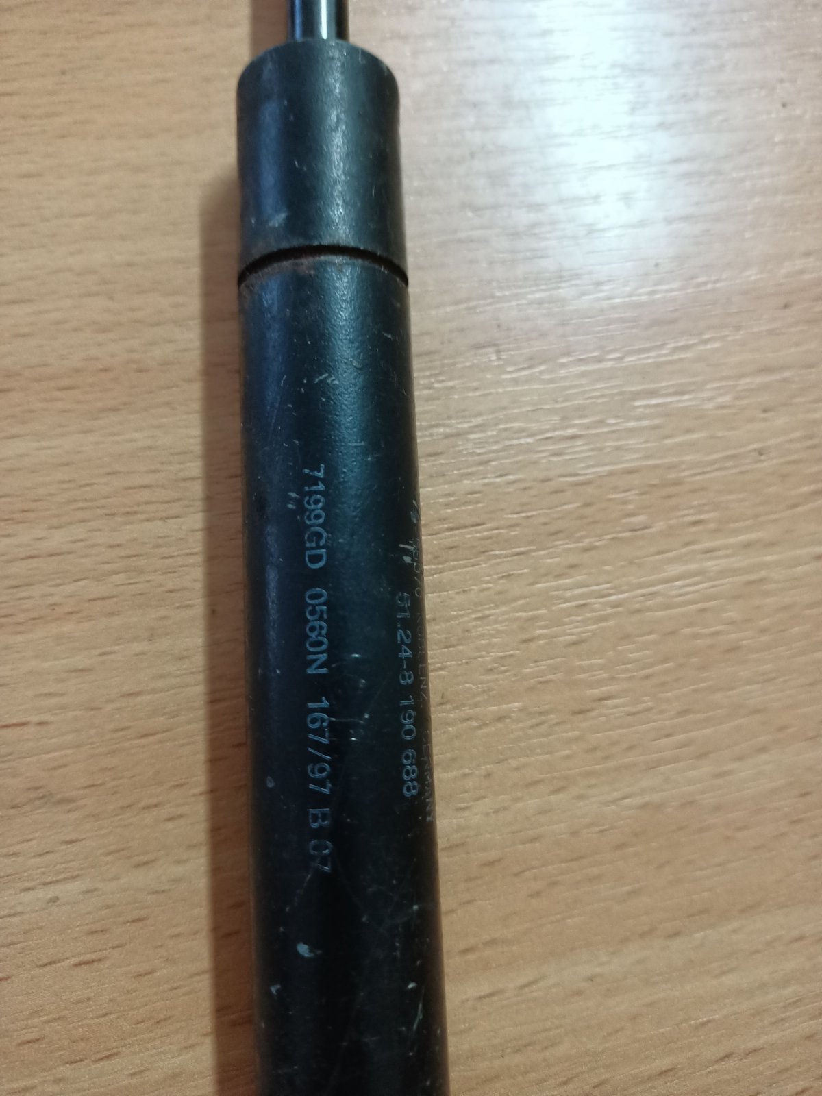 амортизатор багажника лівий; амортизатор багажника правий; амортизатор двері 3/5-ї задньої; амортизатор двері багажника; амортизатор двері задньої; амортизатор двері п'ятої; амортизатор для багажника газовий; амортизатор задньої ляди; амортизатор кришки б