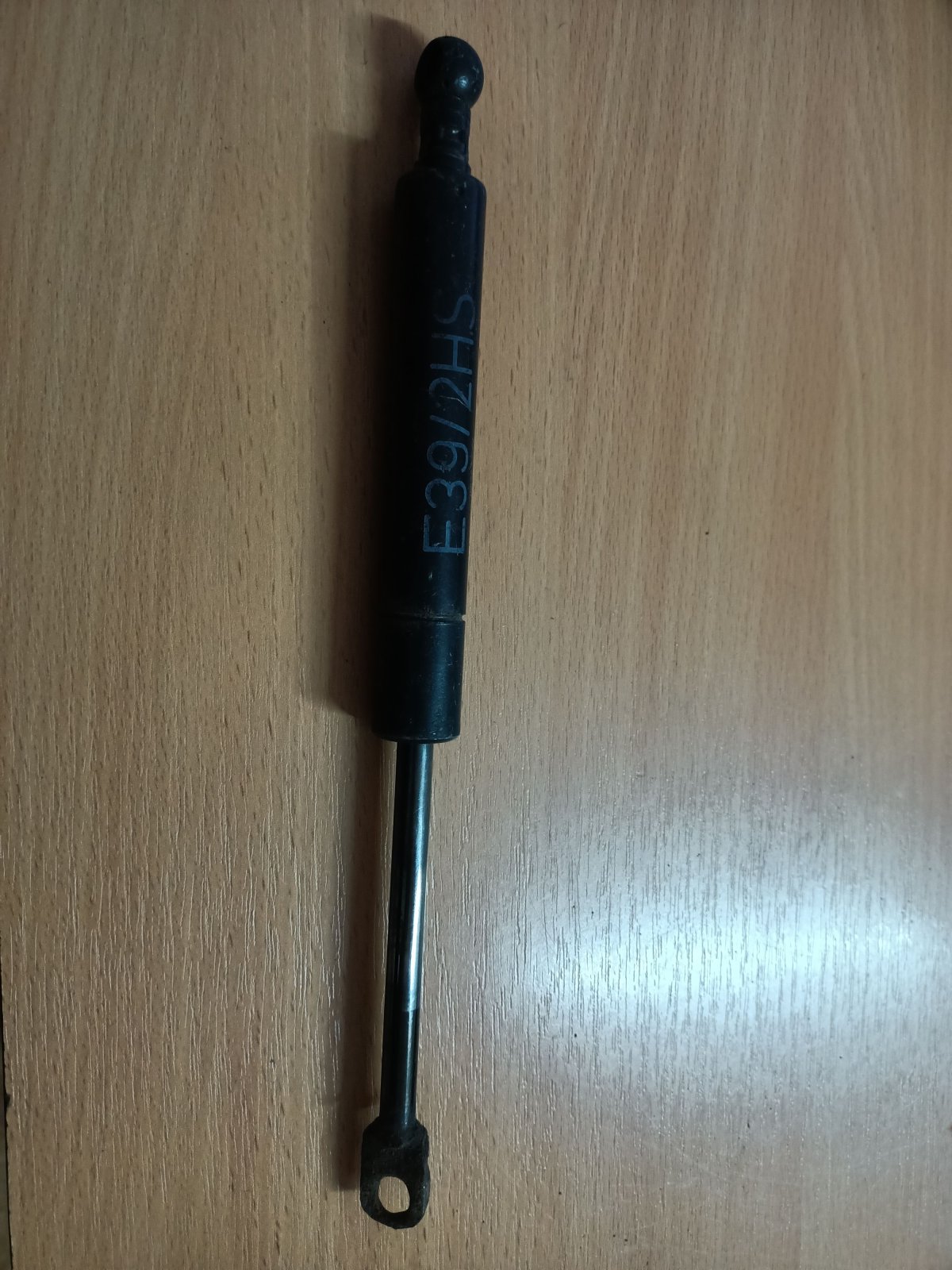 амортизатор багажника лівий; амортизатор багажника правий; амортизатор двері 3/5-ї задньої; амортизатор двері багажника; амортизатор двері задньої; амортизатор двері п'ятої; амортизатор для багажника газовий; амортизатор задньої ляди; амортизатор кришки б