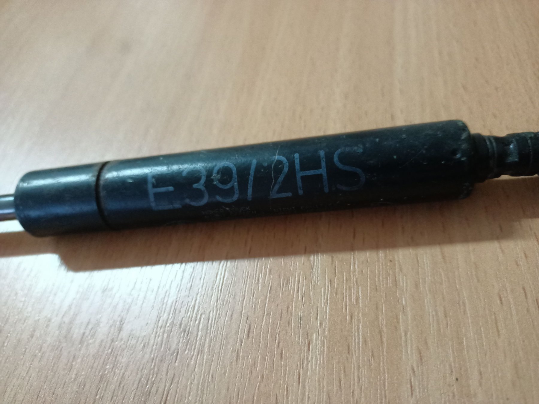 амортизатор багажника лівий; амортизатор багажника правий; амортизатор двері 3/5-ї задньої; амортизатор двері багажника; амортизатор двері задньої; амортизатор двері п'ятої; амортизатор для багажника газовий; амортизатор задньої ляди; амортизатор кришки б