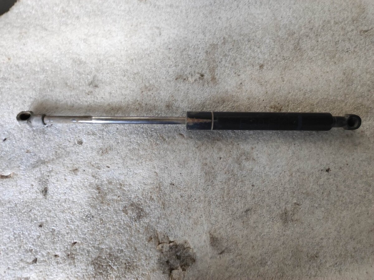 Амортизатор кришки багажника і капота BMW 5 Series E39 (1995-2003) 51238174866