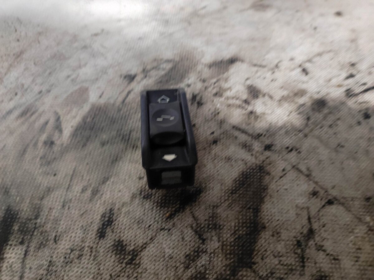 Кнопка люка BMW 5 Series E39 (1995-2003) 61318352182