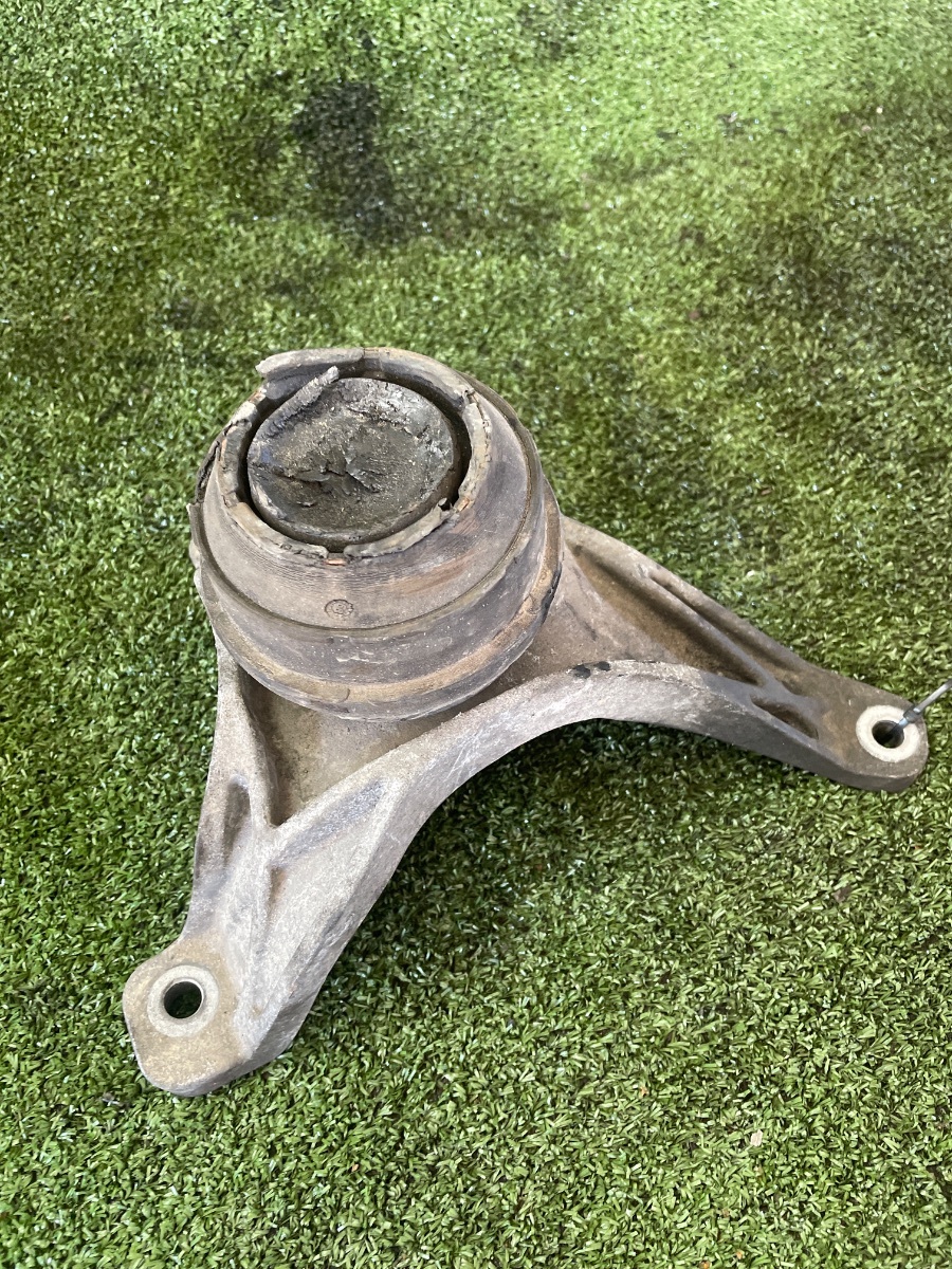 Кронштейн подушки  BMW 5 Series E39 (1995-2003) 1096080