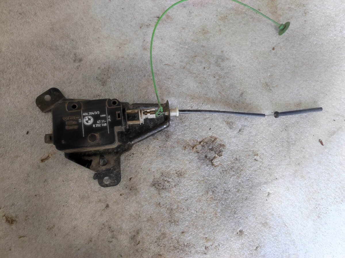 лічинка замка паливного бака; замок відкривання лючка бензобаку BMW 5 Series E39 (1995-2003) 67118352168