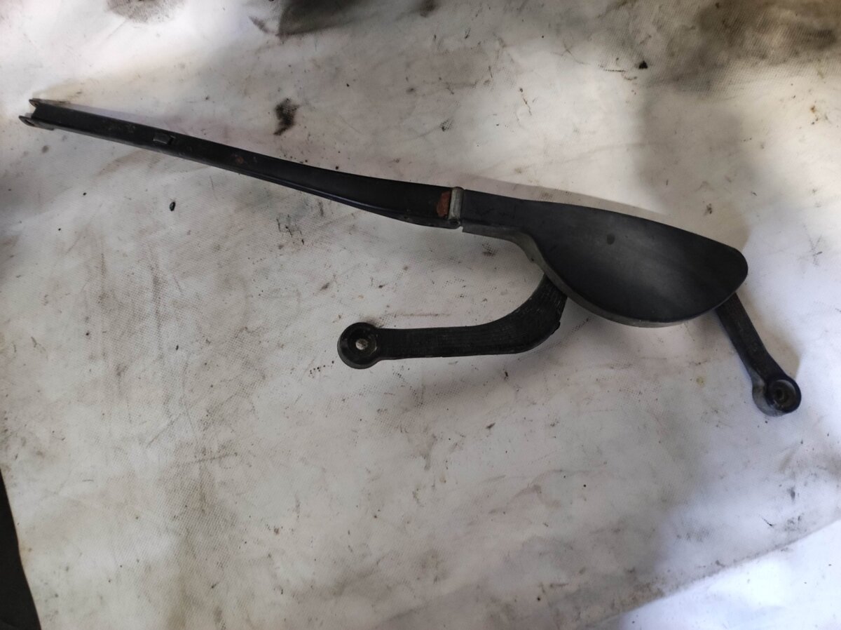 поводок стеклоочистителя лобового стекла правый BMW 5 Series E39 (1995-2003) 61618209880