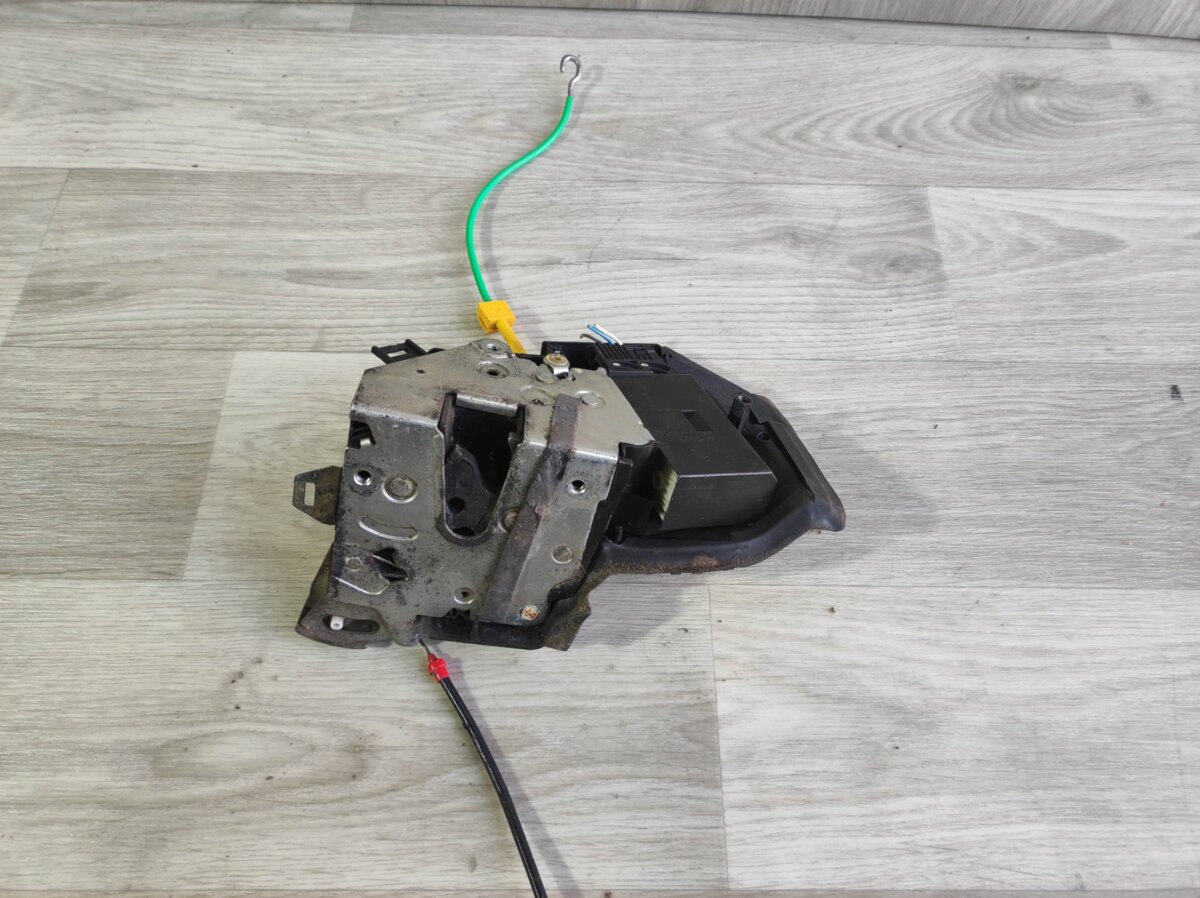 Замок передней двери правый BMW 5 Series E39 (1995-2003) 51218235104