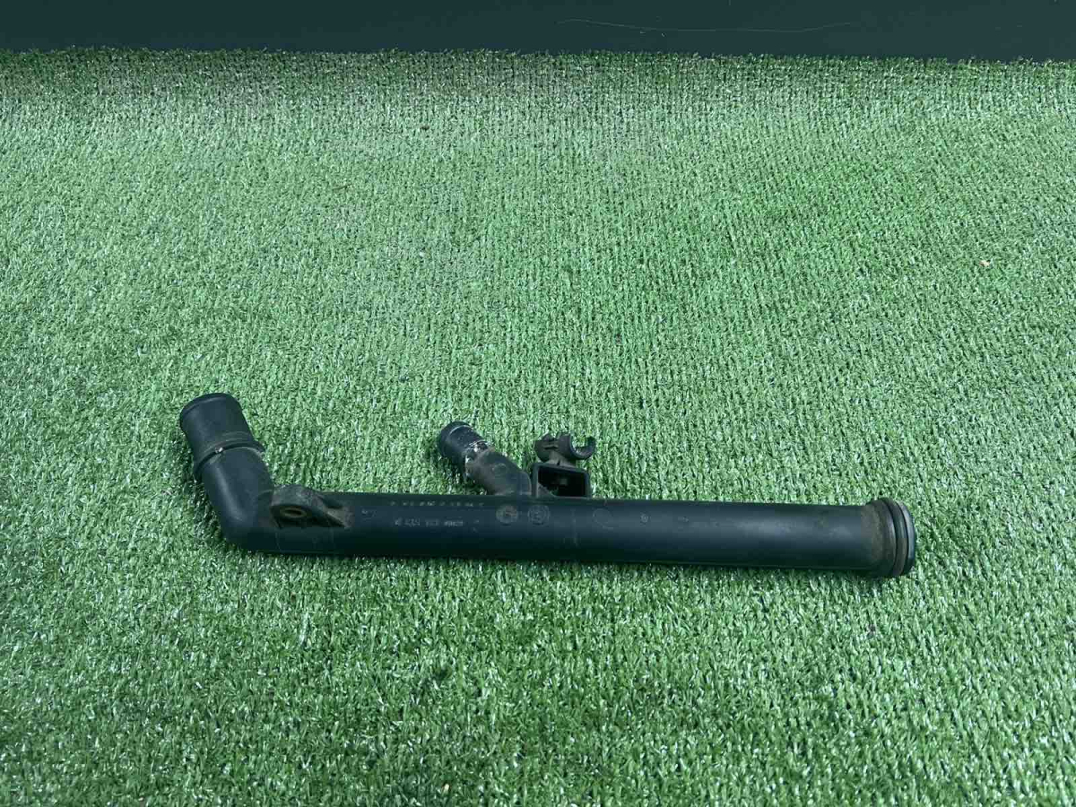 Патрубок системи охолодження 1.4i  1,6i Dacia Logan 2004–2012 8200134513