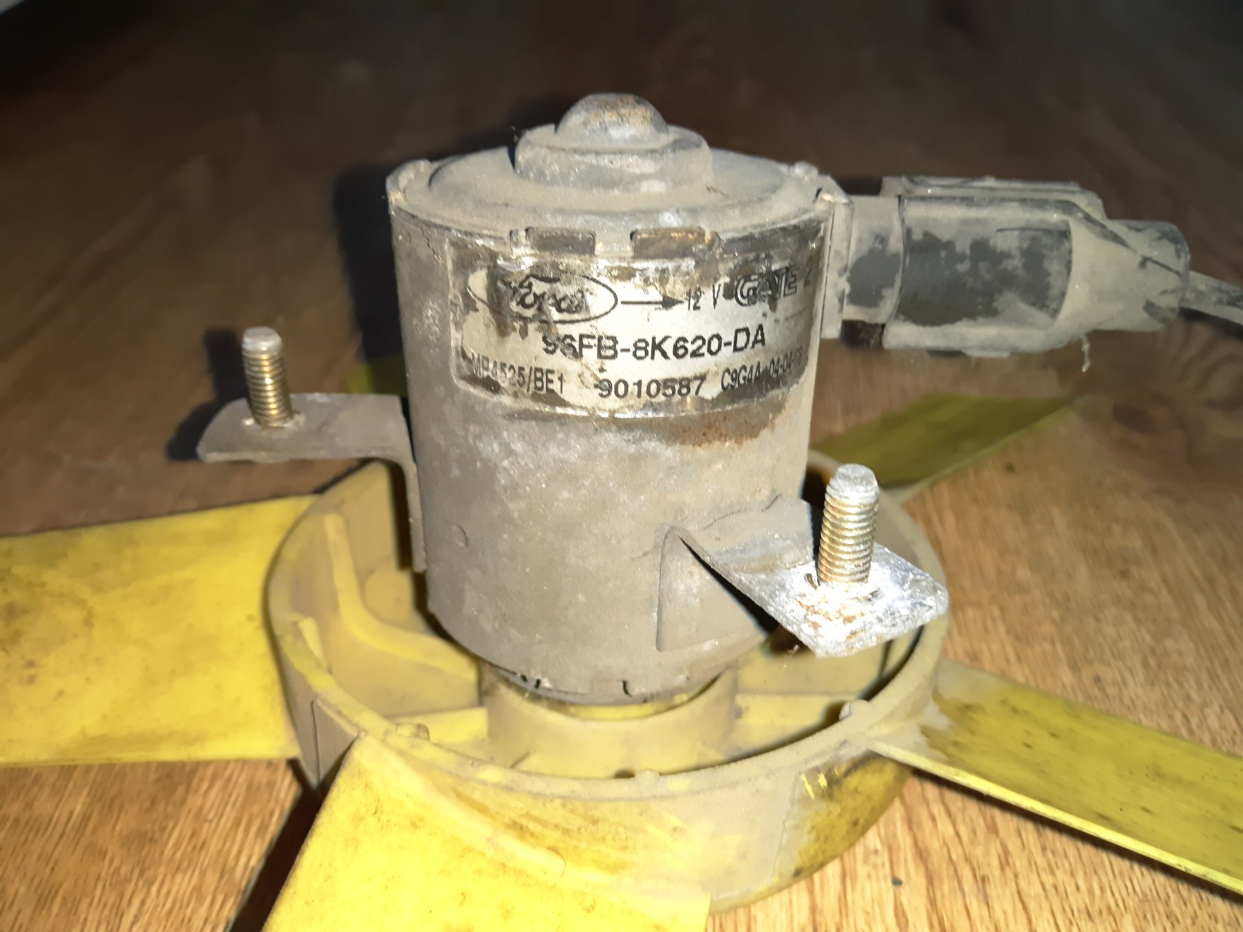 дифузор радіатора охолодження, в зборі з мотором і крильчаткою; дифузор радіатора охолодження, в зборі з двигуном і крильчаткою Ford Fiesta MK4 (1995-2002) 6171117