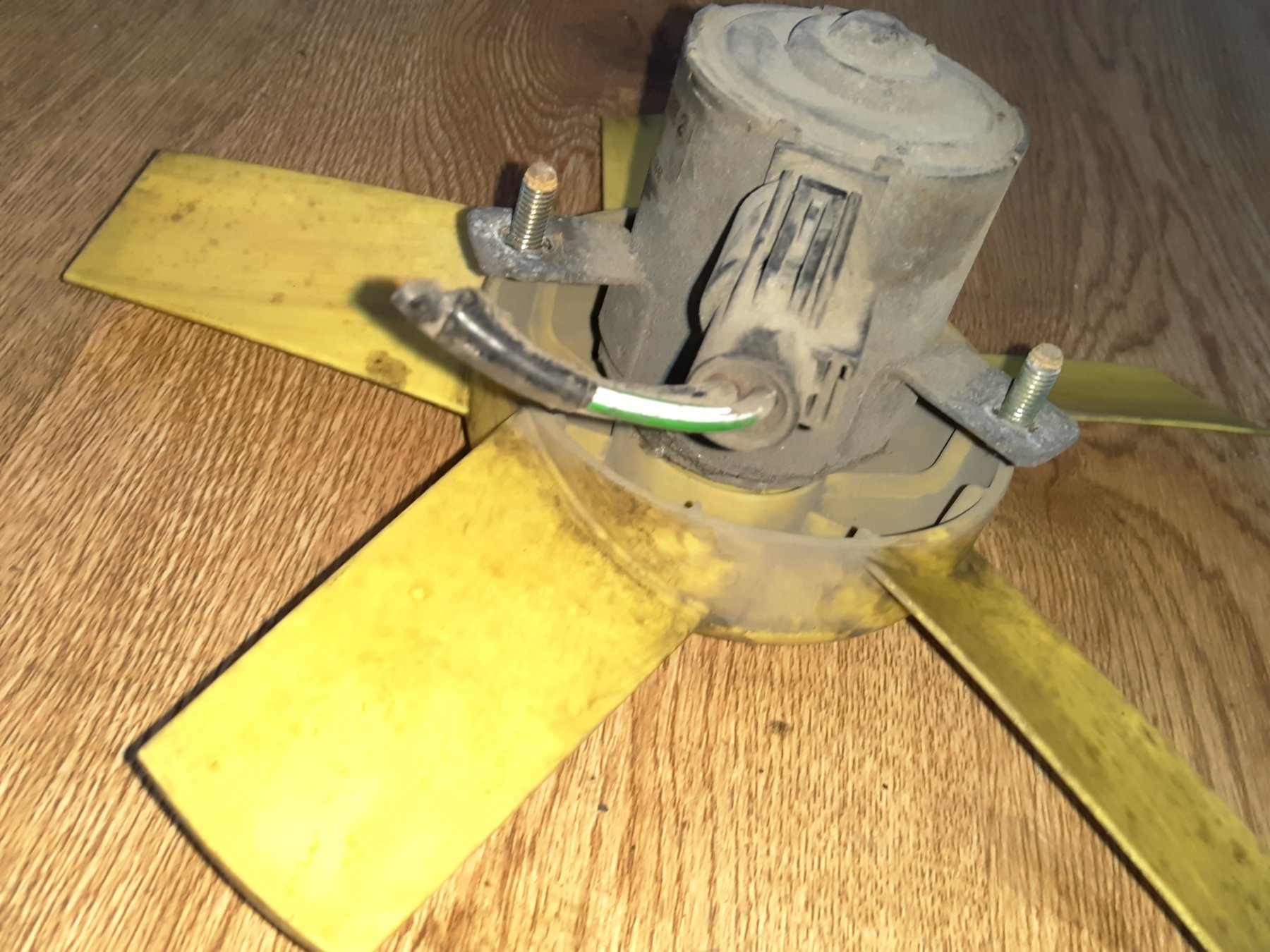 дифузор радіатора охолодження, в зборі з мотором і крильчаткою; дифузор радіатора охолодження, в зборі з двигуном і крильчаткою Ford Fiesta MK4 (1995-2002) 6171117