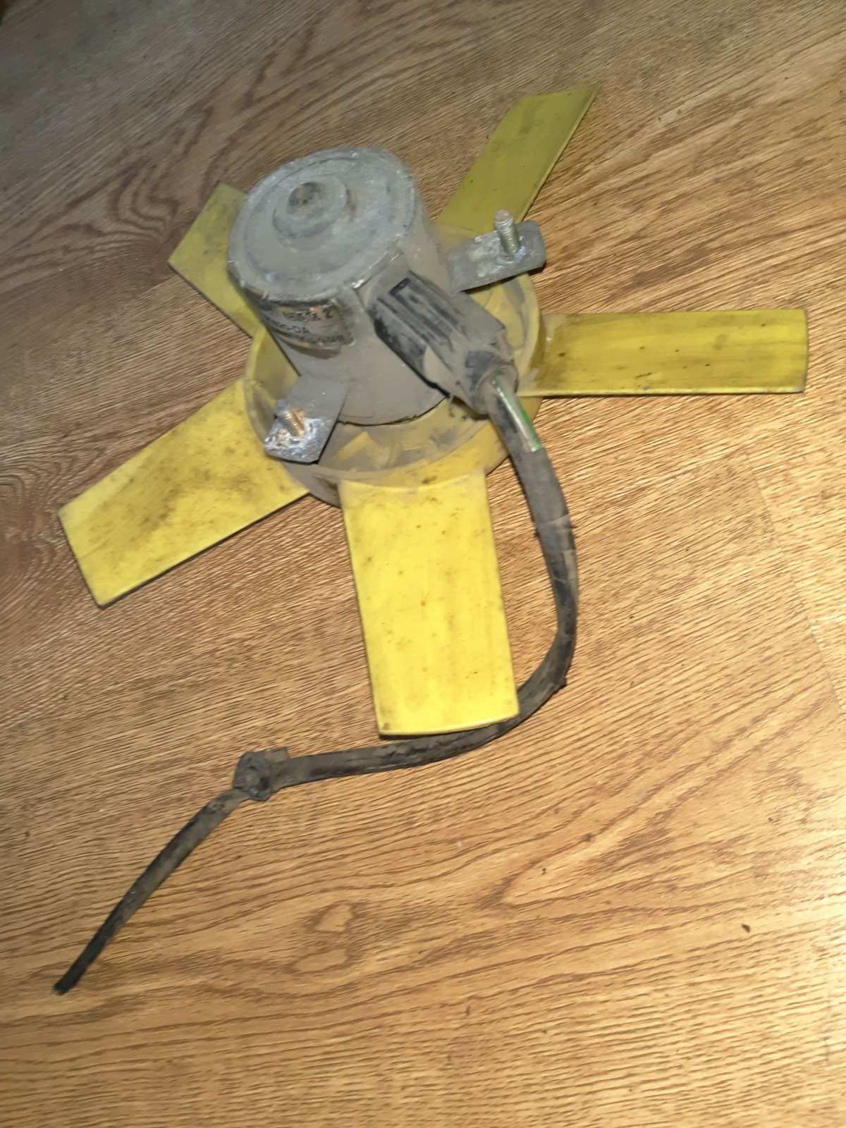 дифузор радіатора охолодження, в зборі з мотором і крильчаткою; дифузор радіатора охолодження, в зборі з двигуном і крильчаткою Ford Fiesta MK4 (1995-2002) 6171117