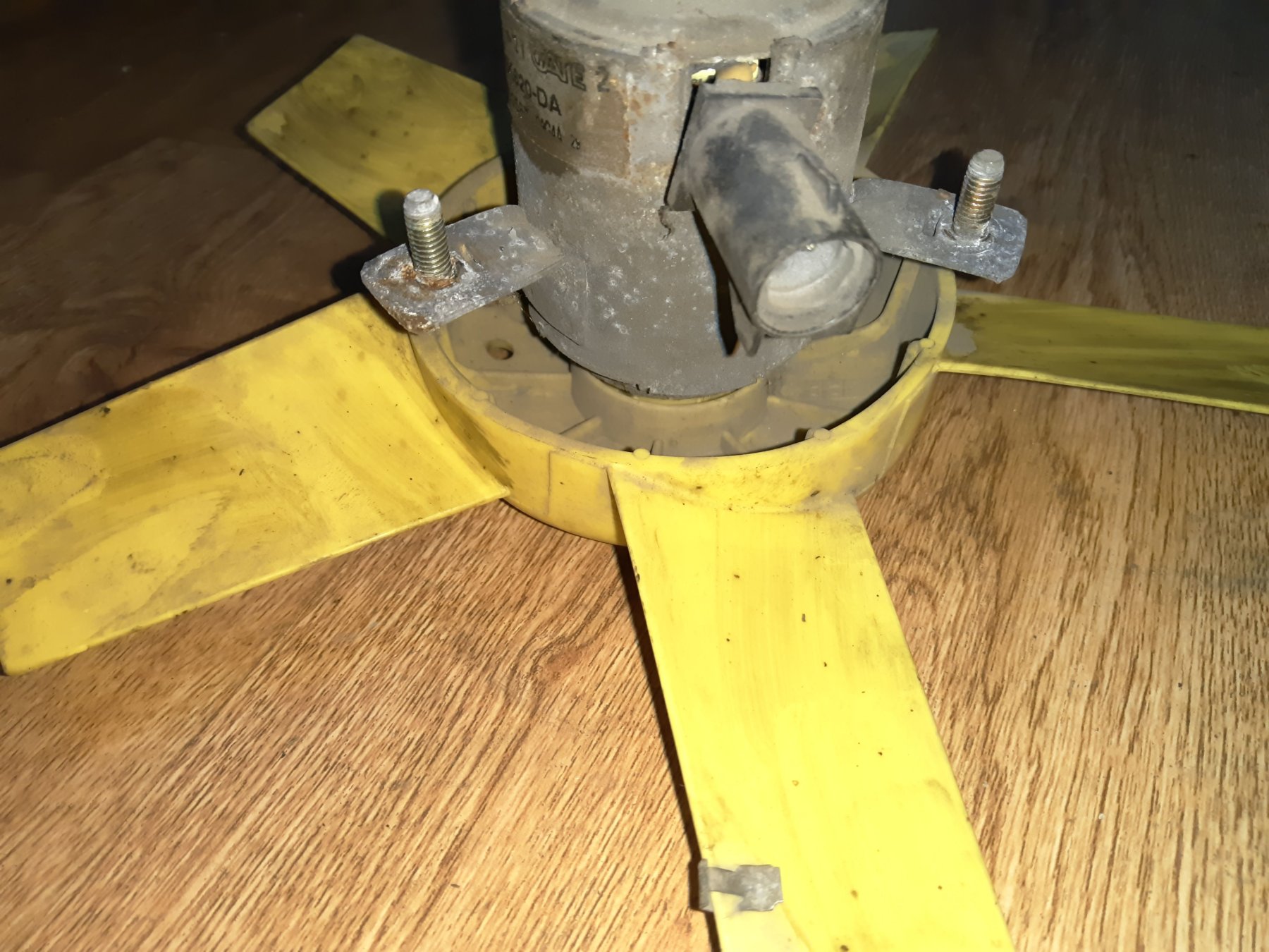 дифузор радіатора охолодження, в зборі з мотором і крильчаткою; дифузор радіатора охолодження, в зборі з двигуном і крильчаткою Ford Fiesta MK4 (1995-2002) 6171117