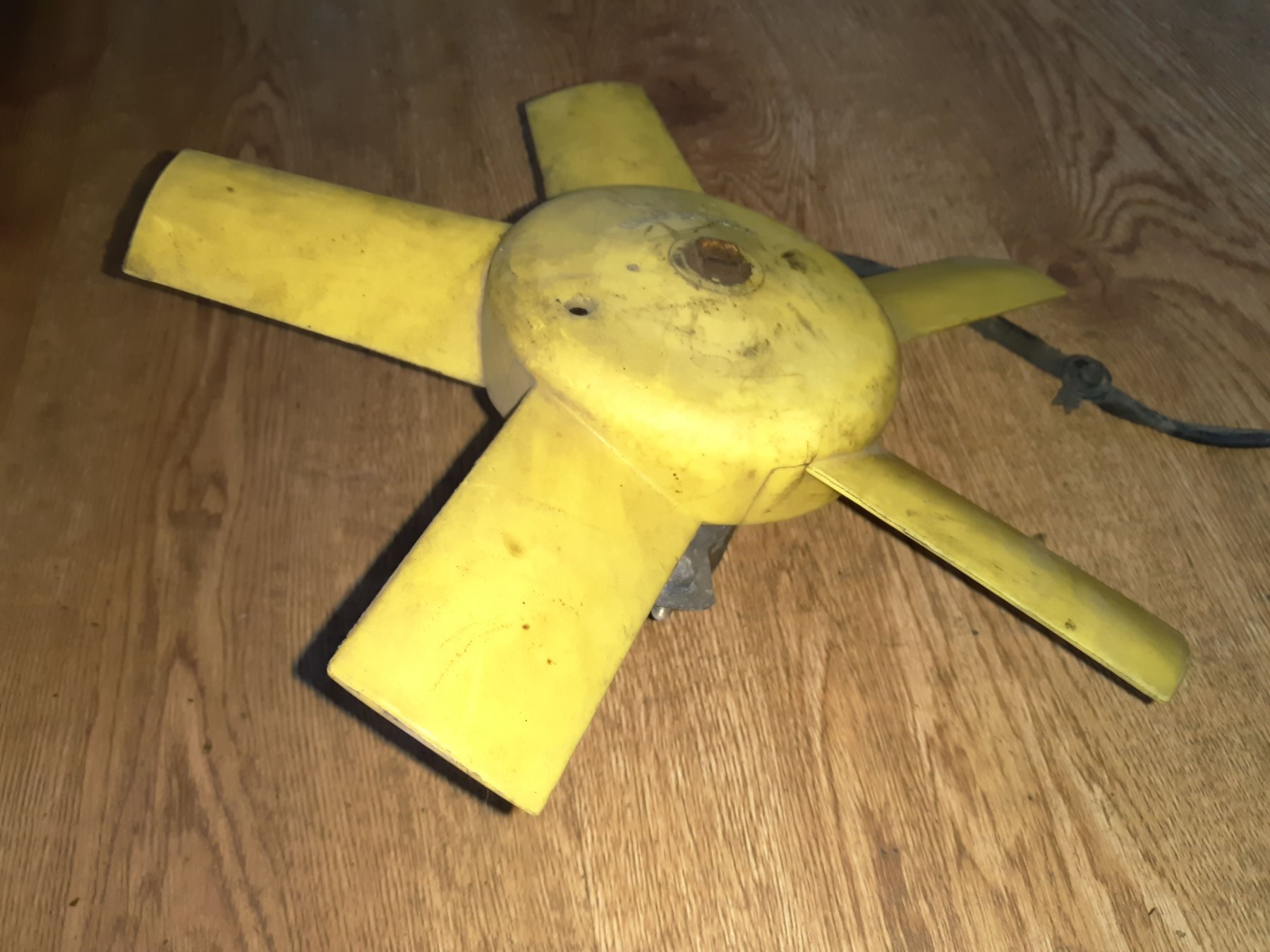 дифузор радіатора охолодження, в зборі з мотором і крильчаткою; дифузор радіатора охолодження, в зборі з двигуном і крильчаткою Ford Fiesta MK4 (1995-2002) 6171117