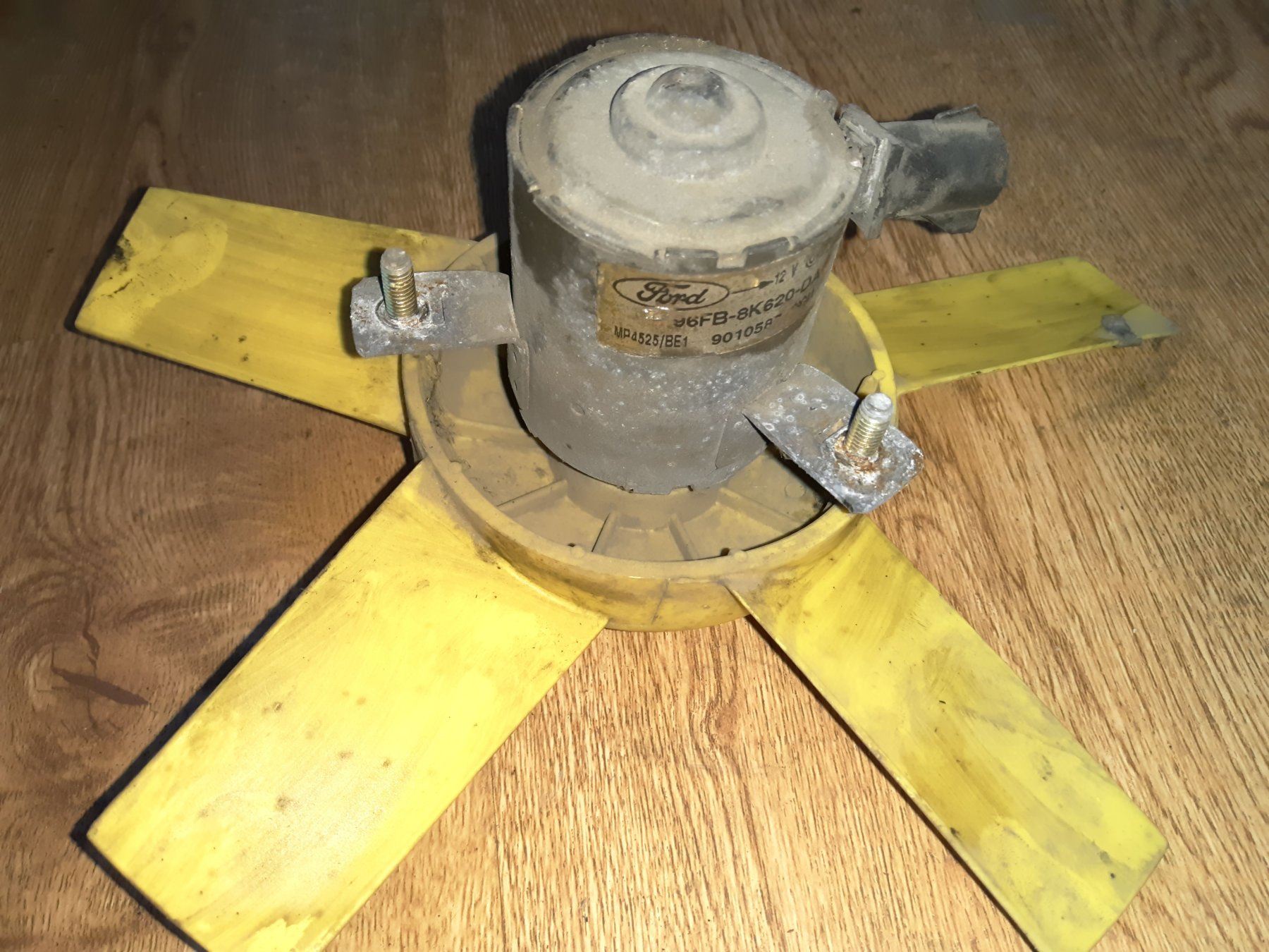 дифузор радіатора охолодження, в зборі з мотором і крильчаткою; дифузор радіатора охолодження, в зборі з двигуном і крильчаткою Ford Fiesta MK4 (1995-2002) 6171117