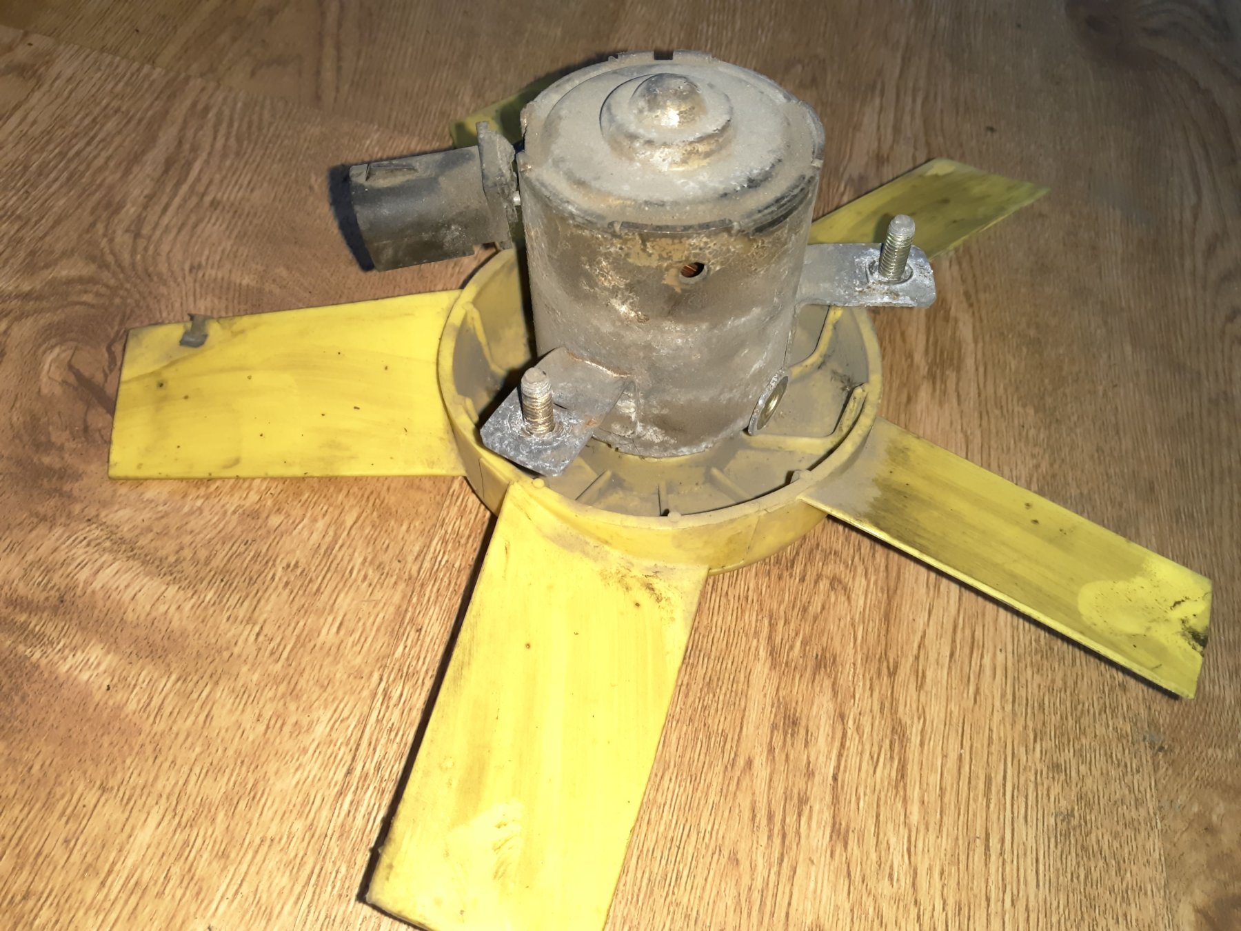 дифузор радіатора охолодження, в зборі з мотором і крильчаткою; дифузор радіатора охолодження, в зборі з двигуном і крильчаткою Ford Fiesta MK4 (1995-2002) 6171117