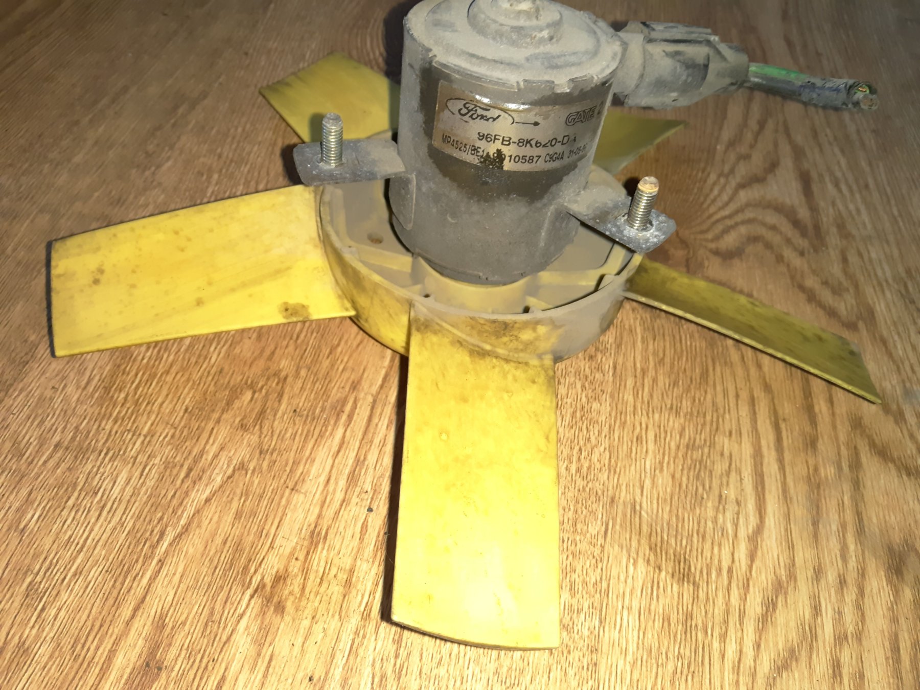 дифузор радіатора охолодження, в зборі з мотором і крильчаткою; дифузор радіатора охолодження, в зборі з двигуном і крильчаткою Ford Fiesta MK4 (1995-2002) 6171117