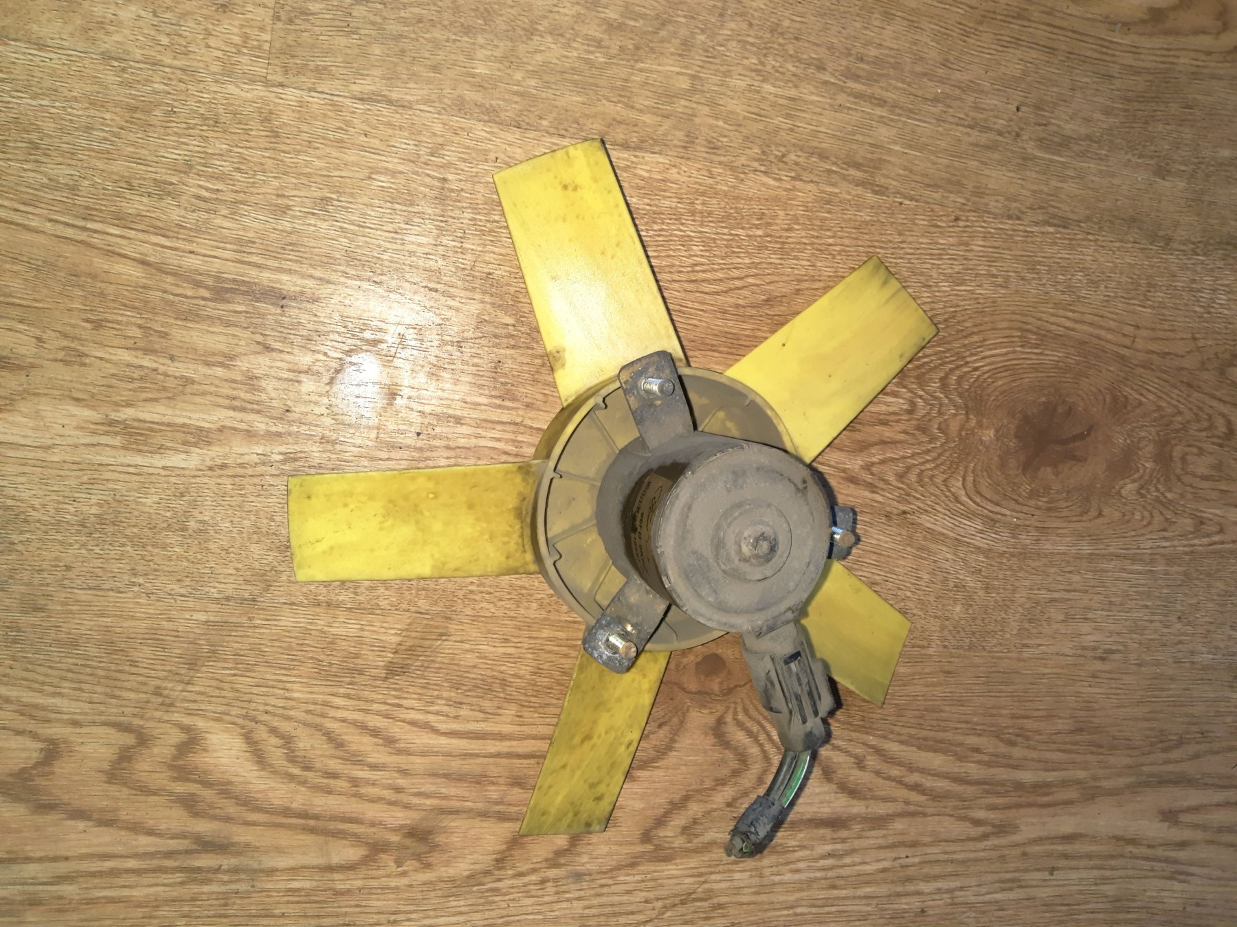 дифузор радіатора охолодження, в зборі з мотором і крильчаткою; дифузор радіатора охолодження, в зборі з двигуном і крильчаткою Ford Fiesta MK4 (1995-2002) 6171117