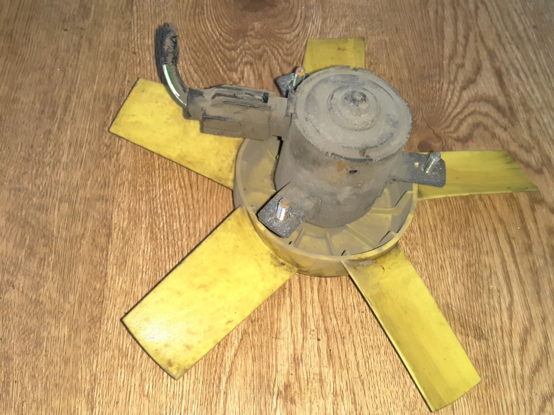 дифузор радіатора охолодження, в зборі з мотором і крильчаткою; дифузор радіатора охолодження, в зборі з двигуном і крильчаткою Ford Fiesta MK4 (1995-2002) 6171117