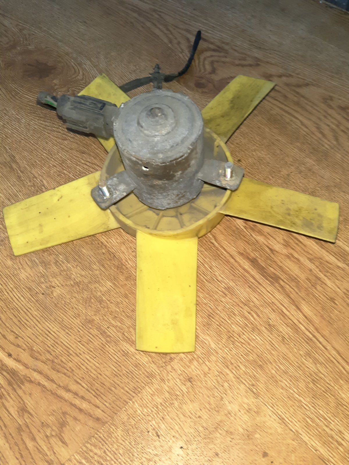 дифузор радіатора охолодження, в зборі з мотором і крильчаткою; дифузор радіатора охолодження, в зборі з двигуном і крильчаткою Ford Fiesta MK4 (1995-2002) 6171117