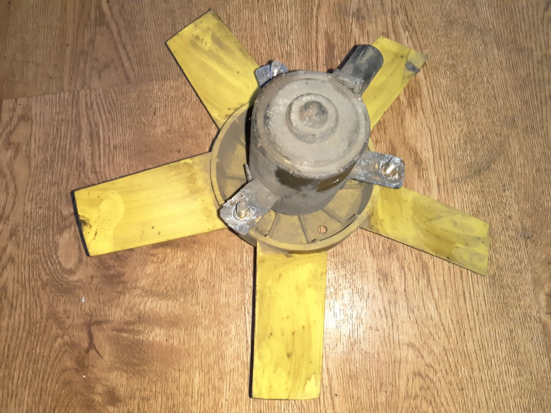 дифузор радіатора охолодження, в зборі з мотором і крильчаткою; дифузор радіатора охолодження, в зборі з двигуном і крильчаткою Ford Fiesta MK4 (1995-2002) 6171117