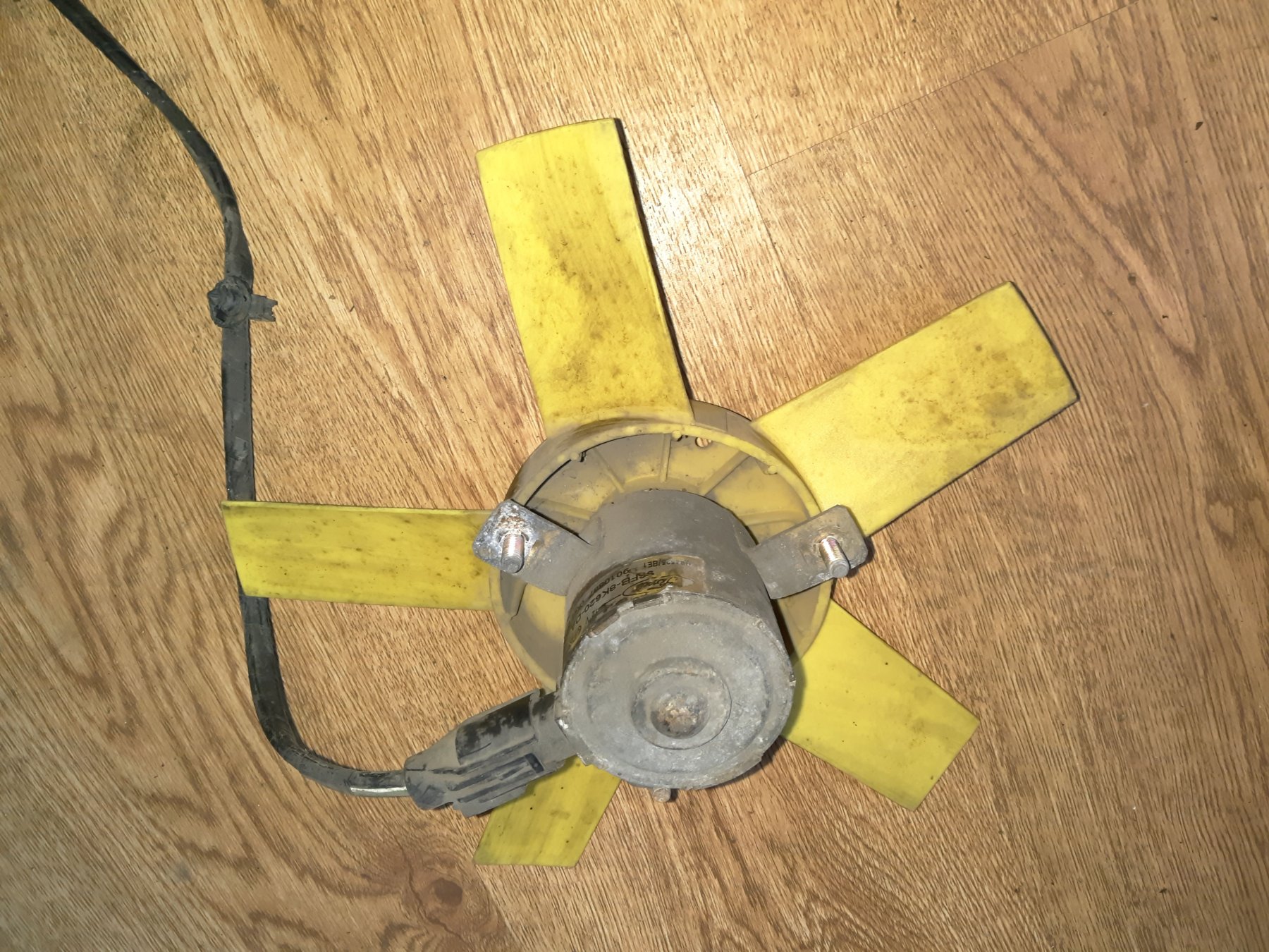 дифузор радіатора охолодження, в зборі з мотором і крильчаткою; дифузор радіатора охолодження, в зборі з двигуном і крильчаткою Ford Fiesta MK4 (1995-2002) 6171117