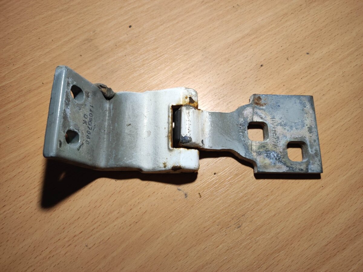 Петля двери задней (распашной) правая нижняя Ford Transit Connect (2002-до тепер) 2T14V42982AH